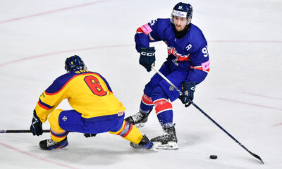 Mesikammen Konsta, Romania si Perlini Brett, Anglia in duel pentru recuperarea pucului in timpul meciului Romania vs Anglia, IIHF Ice Hockey World Championship, Sepsi Arena, Sfantul Gheorghe Romania - foto: Calin Florin Petean