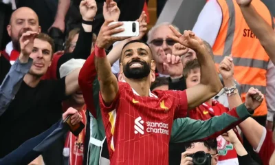 Mohamed Salah-sărbătorește făcându-și un selfie după ce a marcat contra lui, Tottenham și a câștigat titlul din Premier League pe Anfield, duminică, 27 aprilie 2025. foto - AP