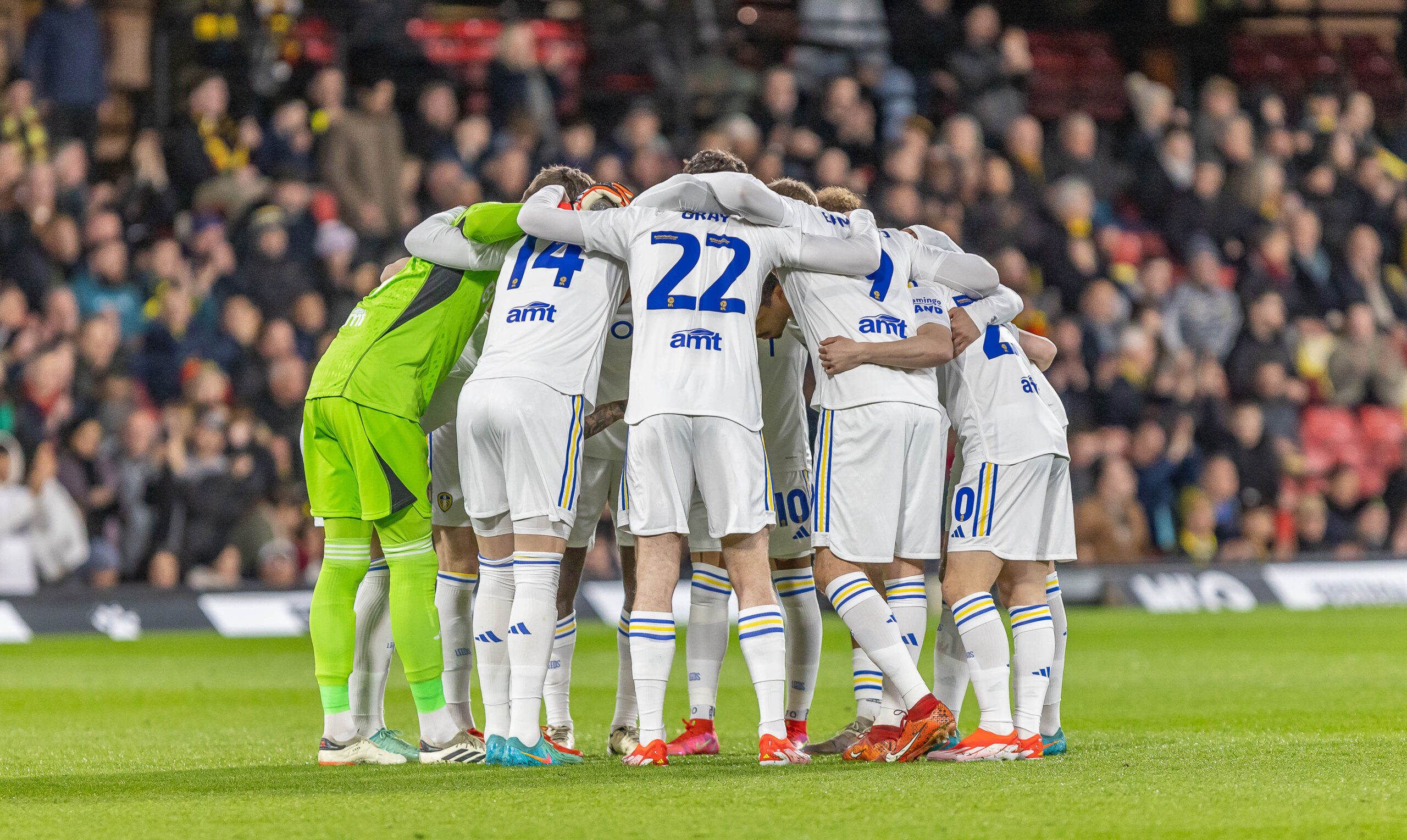 Jucatorii lui Leeds United inainte de lovitura de incepere foto: Emil-Sebastian Popescu