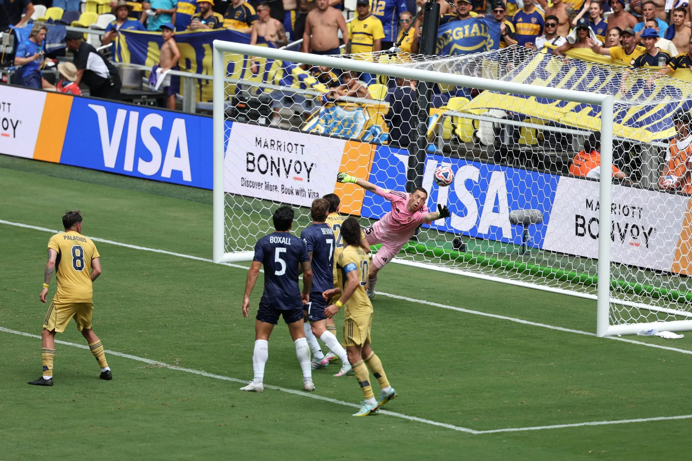 Christian Gray, Auckland City FC marcand impotriva Boca Juniors foto - IMAGO
