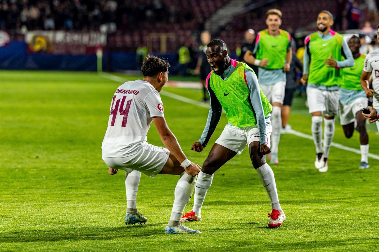 Daniel Dumbravanu (stanga) si Aly Abeid (dreapta), celebrand golul al doilea al CFR-ului, foto Hotvath Tamas/SportPulse