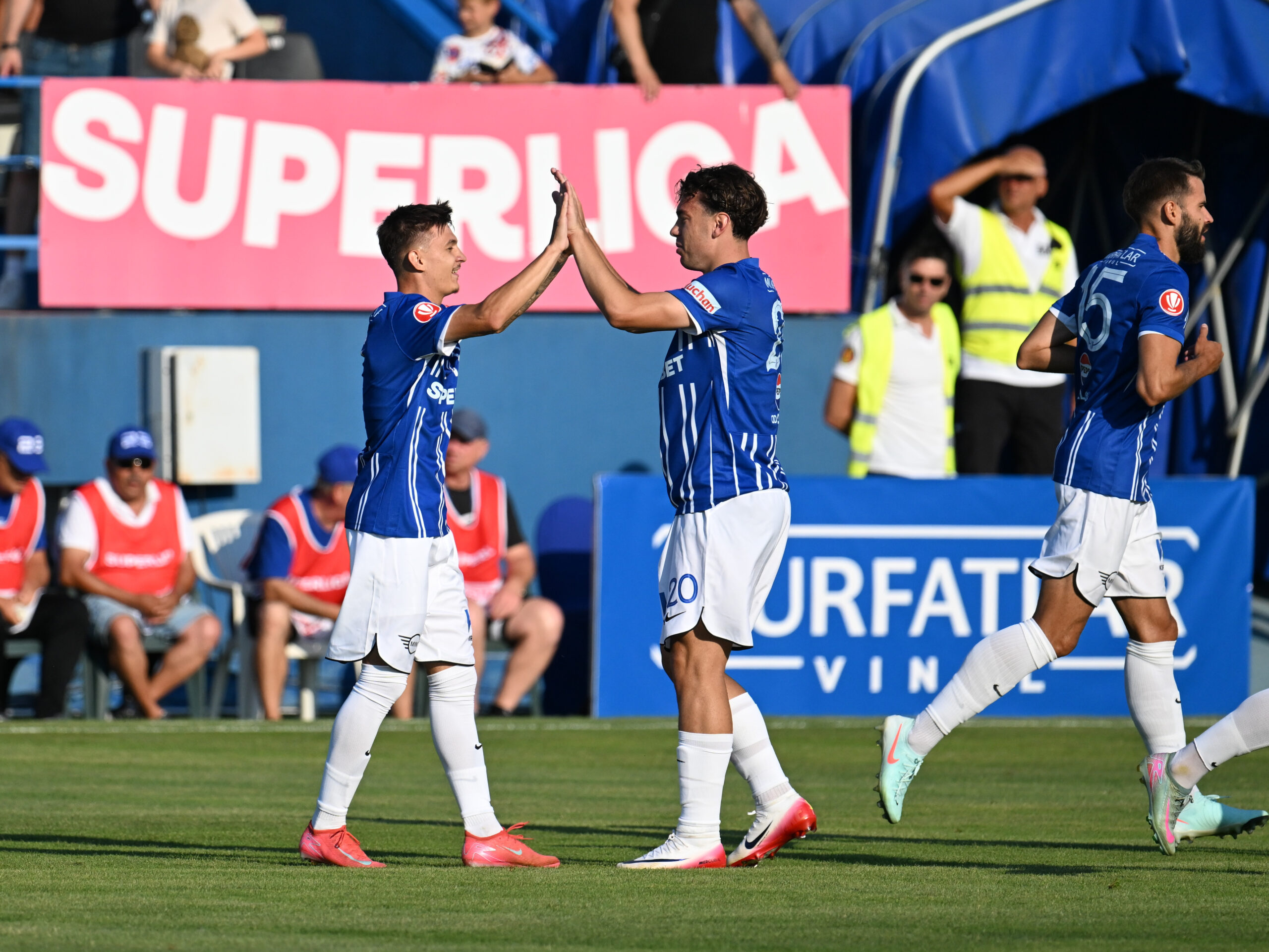 Eduard Gabriel Radaslavescu îl felicita pe Razvan Andrei Tanasa alaturi de Bogdan Ionut Tiru dupa un gol marcat in meciul de fotbal dintre Farul Constanta si Otelul Galati, contand pentru Superliga Superbet, desfasurat pe Stadionul central al Academiei Gheorghe Hagi din Ovidiu, duminica 20 iulie 2025. © FOTO:Razvan Pasarica/SPORT PICTURES