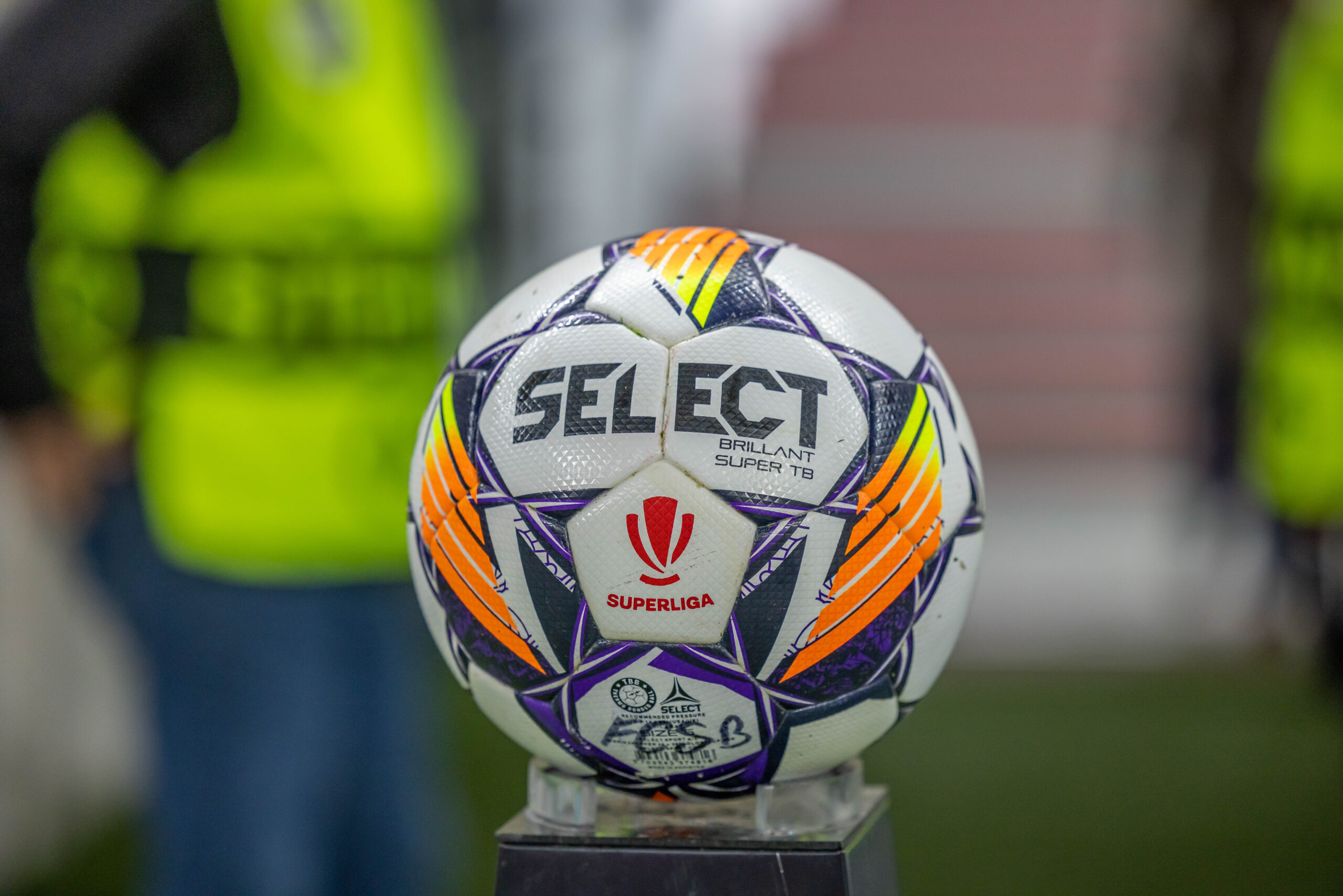 Mingea oficiala din Super Liga sezon 2024/2025, foto: Emil Sebastian Popescu/sportpulse.ro