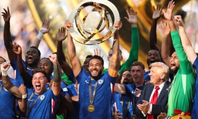 Reece James, capitanul lui Chelsea ridicand trofeul mondial al cluburilor, foto-Imago
