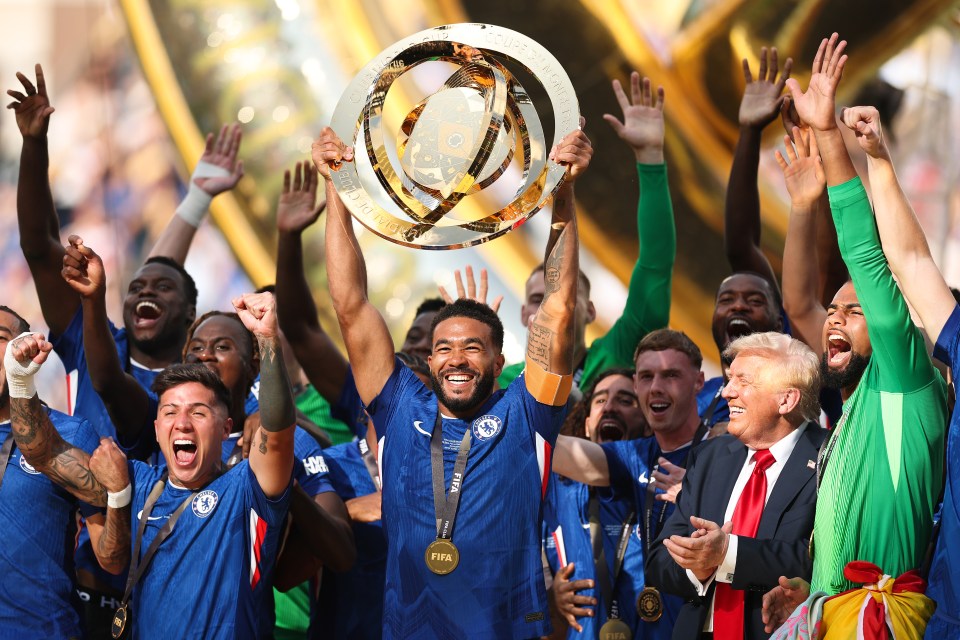 Reece James, capitanul lui Chelsea ridicand trofeul mondial al cluburilor, foto-Imago