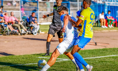 Duel pentru balon in timpul meciului din playofful Cupei Romaniei dintre Corvinul vs Farul, Stadionul Corvinul 1921 Hunedoara, foto Apolzan Andrei