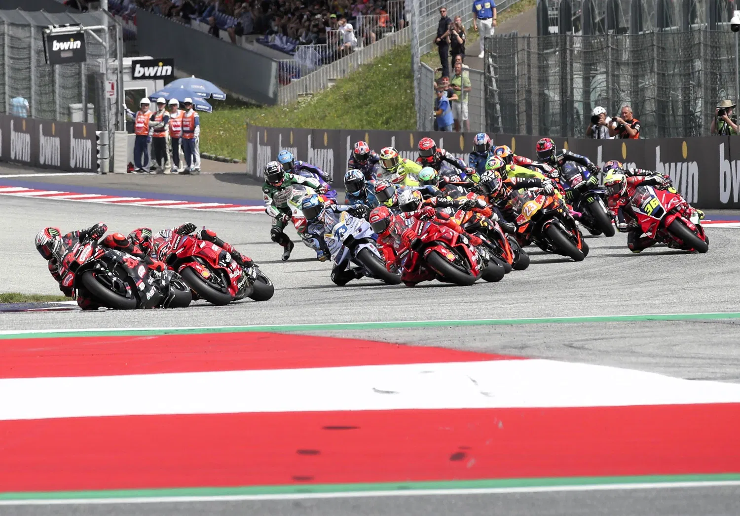 Bezzechi si Bagnaia conducand plutonul, foto - calmo photo