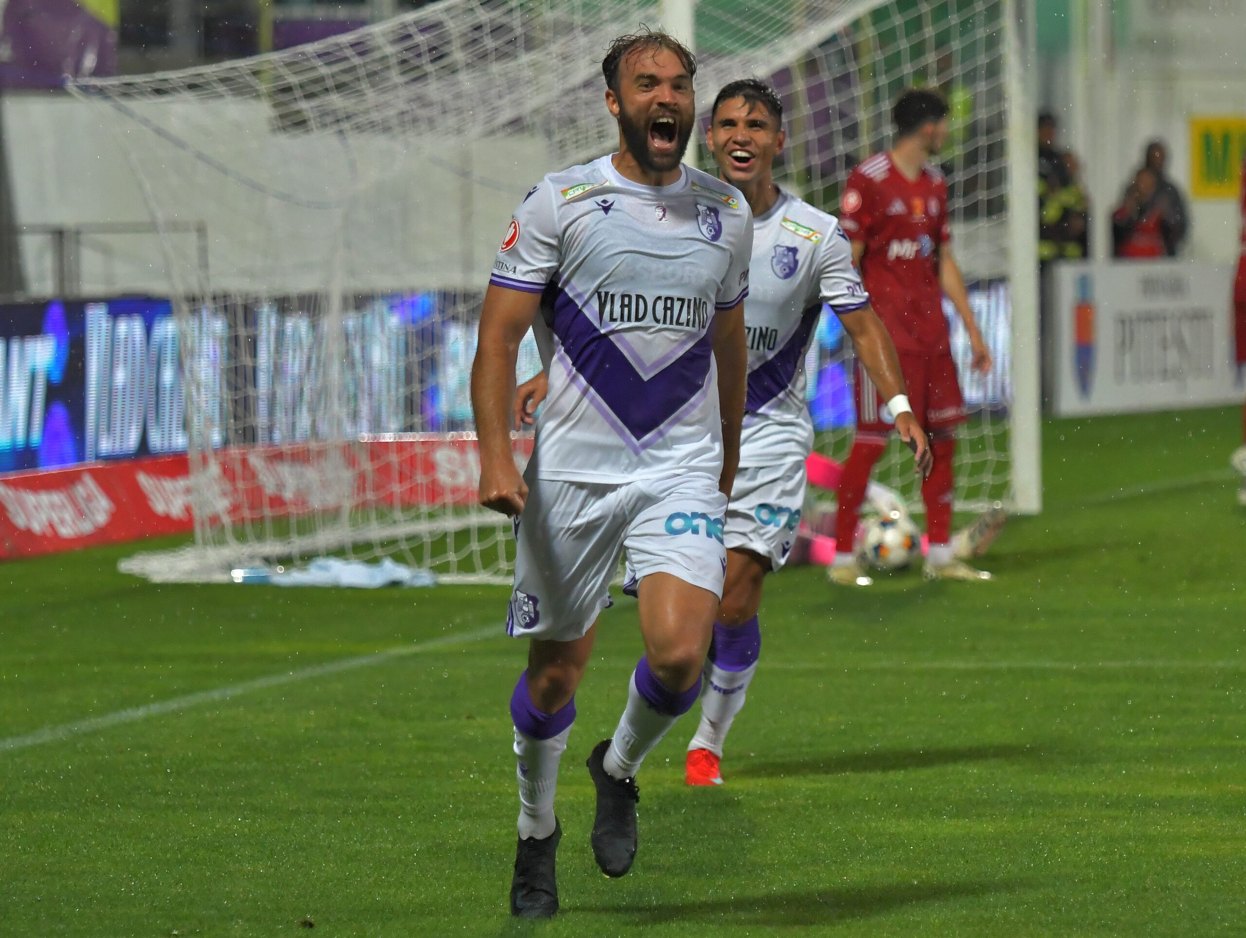 Roberto Manuel Sierra Gimenez se bucura dupa un gol marcat in meciul de fotbal dintre FC Arges si SC Otelul Galati, contand pentru Superliga Superbet, desfasurat pe Stadionul Orasenesc din Mioveni, luni 18 august 2025. © FOTO:Mihai Nitoiu/SPORT PICTURES