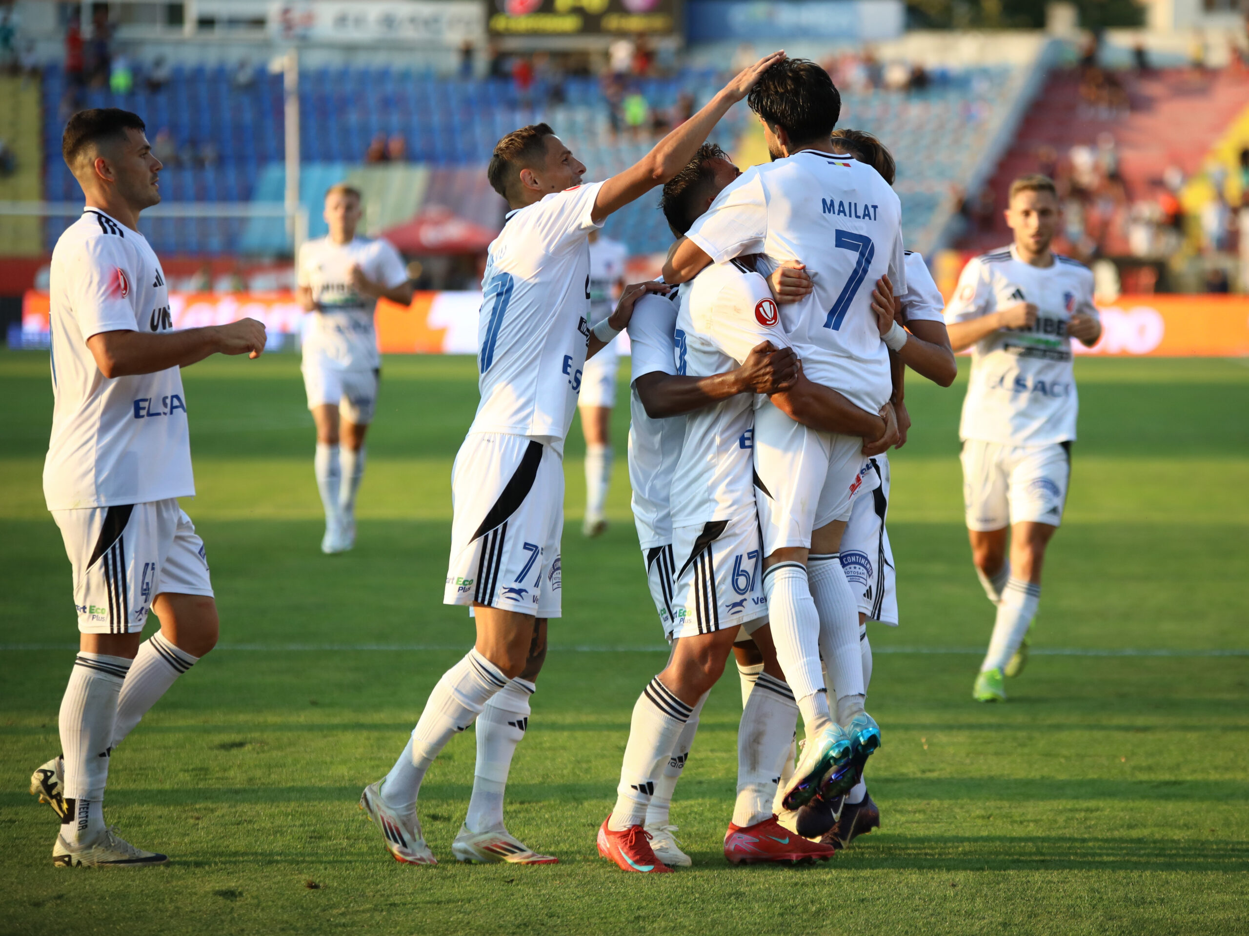 Fotbalistii botoseneni se bucura dupa un gol marcat, contand pentru Superliga Superbet, desfasurat pe Stadionul Municipal din Botosani, FOTO:Ionut Tabultoc/SPORT PICTURES