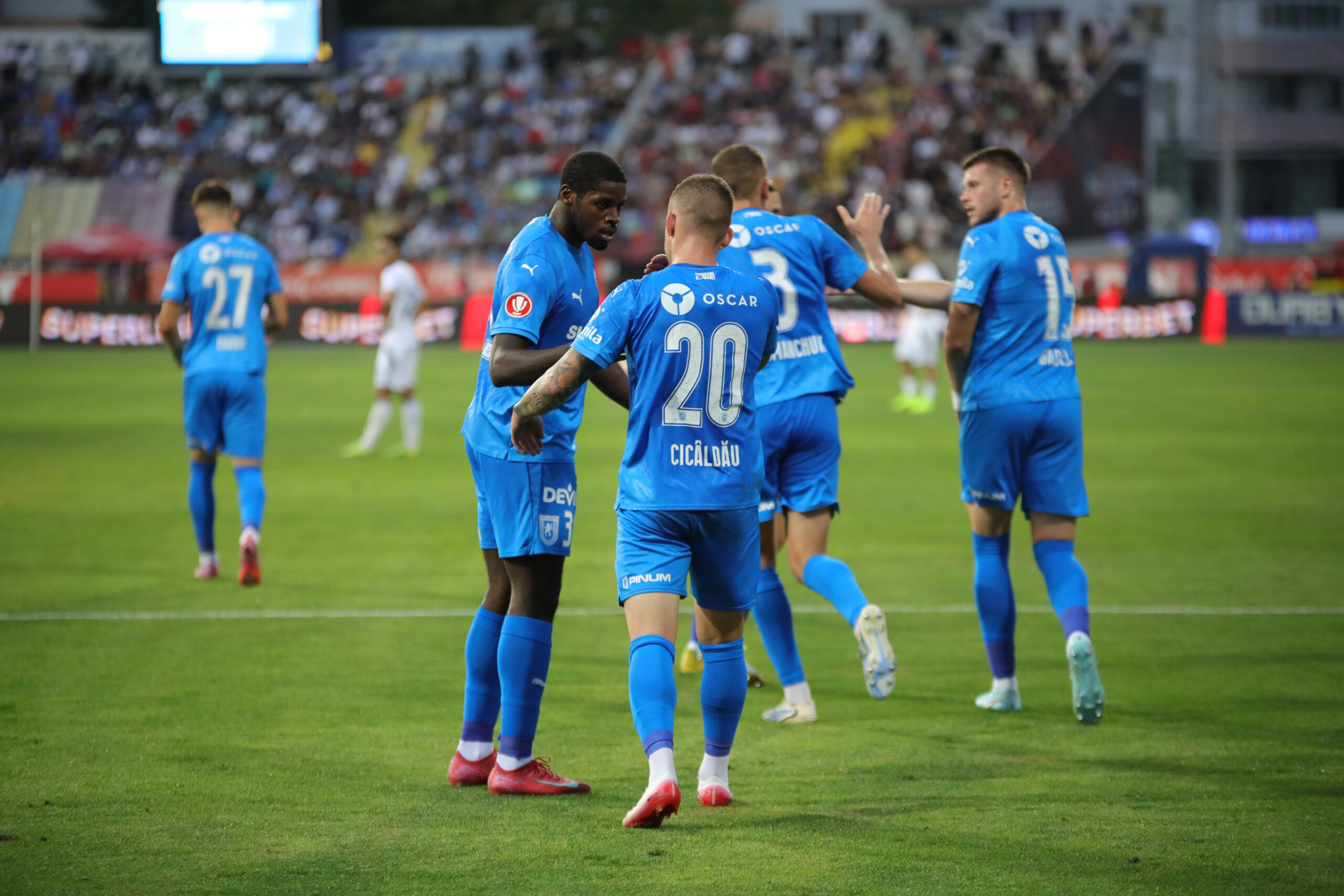Alexandru Cicaldau felicitat de Aimé Steven Nsasa Nsimba dupa un gol marcat in meciul de fotbal dintre FC Botosani si Universitatea Craiova, contand pentru Superliga Superbet, desfasurat pe Stadionul Municipal din Botosani, duminica 31 august august 2025. © FOTO:Ionut Tabultoc/SPORT PICTURES