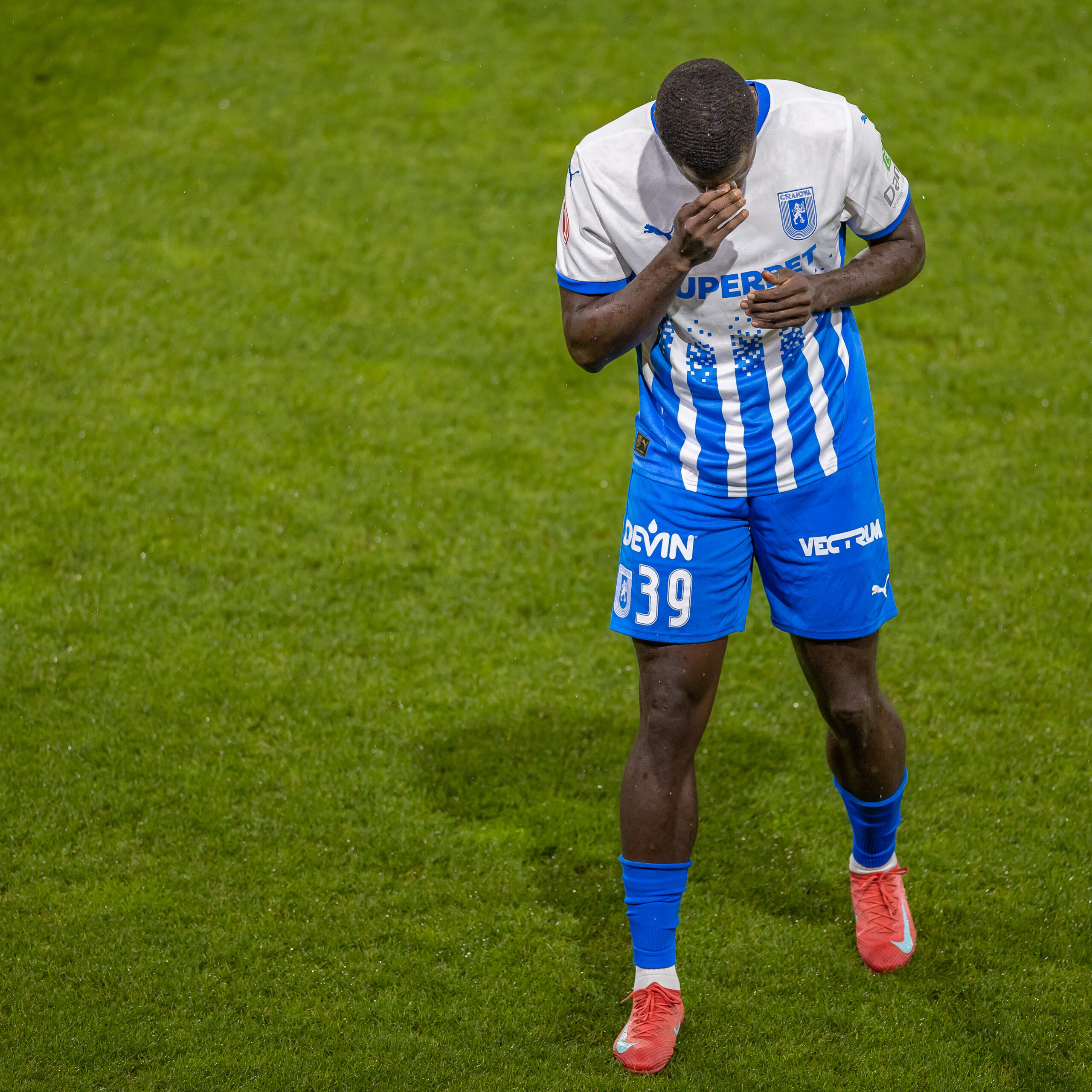 Steven Nsimba se bucura dupa un gol marcat, foto Emil Sebastian Popescu/SportPulse