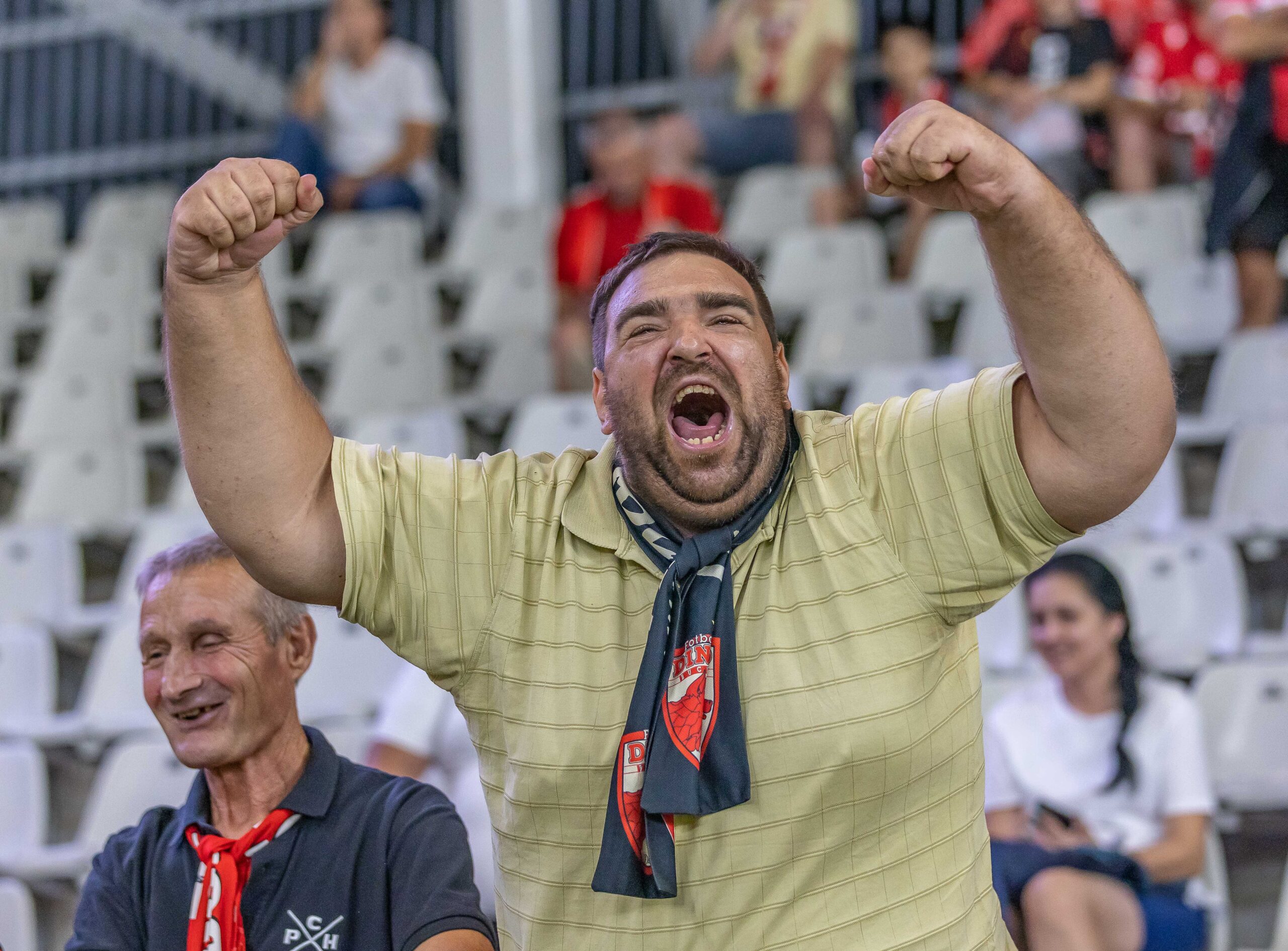 Suporter dinamovist celebrand la finalul meciului, foto: Emil Sebastian Popescu/SportPulse
