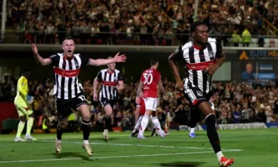Jucatorii lui Grimsby celebrand dupa victoria impotriva lui Manchester United, foto: Manchester Evening News