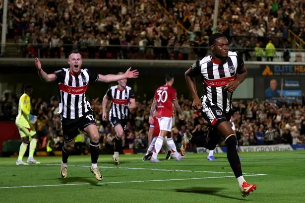 Jucatorii lui Grimsby celebrand dupa victoria impotriva lui Manchester United, foto: Manchester Evening News