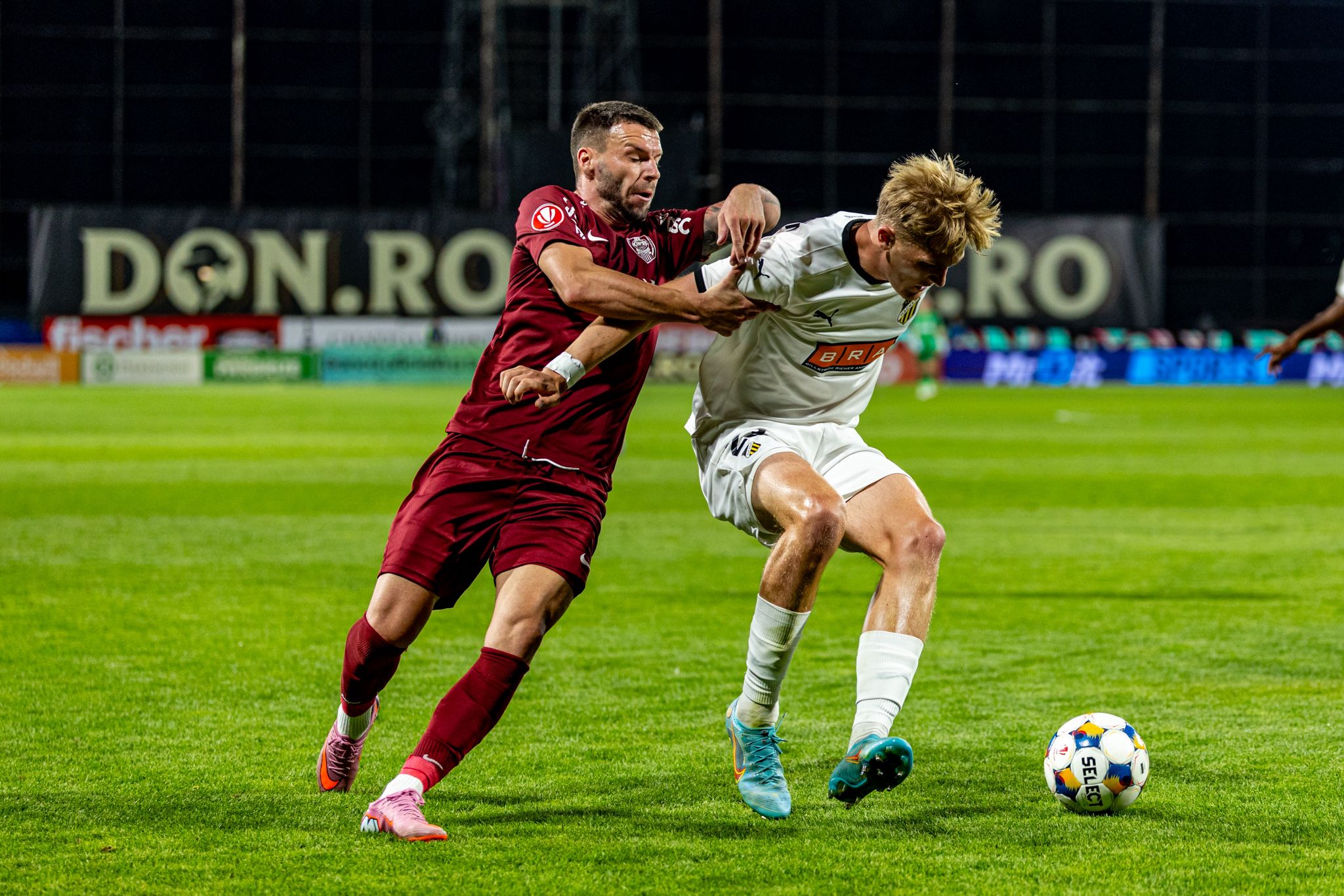 Andrei Cordea in duel pentru balon in meciul contand pentru Play-Off Conference League , desfasurat pe Stadionul Constantin Radulescu din Cluj, joi 28 august 2025. FOTO: Horvath Tamas/SportPulse