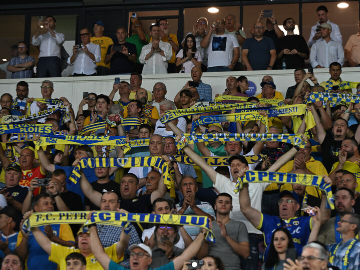 Suporterii ploiesteni sustinand echipa, foto Razvan Pasarica/Sportpictures