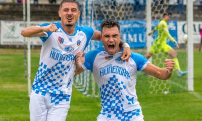 Antoniu Manolache (stanga) si Filip Ilie de la Corvinul, bucurandu-se dupa cel de-al treilea gol marcat in partida din liga secunda dintre Corvinul vs CSC Selimbar de pe stadionul Corvinul 1921 din Hunedoara, FOTO: Raul Marica/SportPulse
