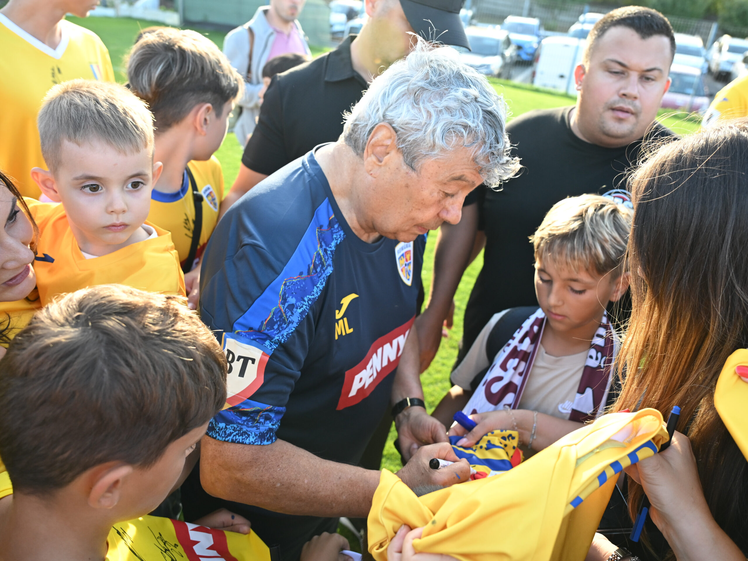Mircea Lucescu da autografe la un antrenament efectuat inaintea meciurilor impotriva Canadei si Ciprului, primul amical, celalalt din cadrul Preliminariilor Campionatului Mondial 2026, desfasurat la Centrul National de Fotbal de la Mogosoaia, duminica 31 august 2025. © FOTO:Razvan Pasarica/SPORT PICTURES