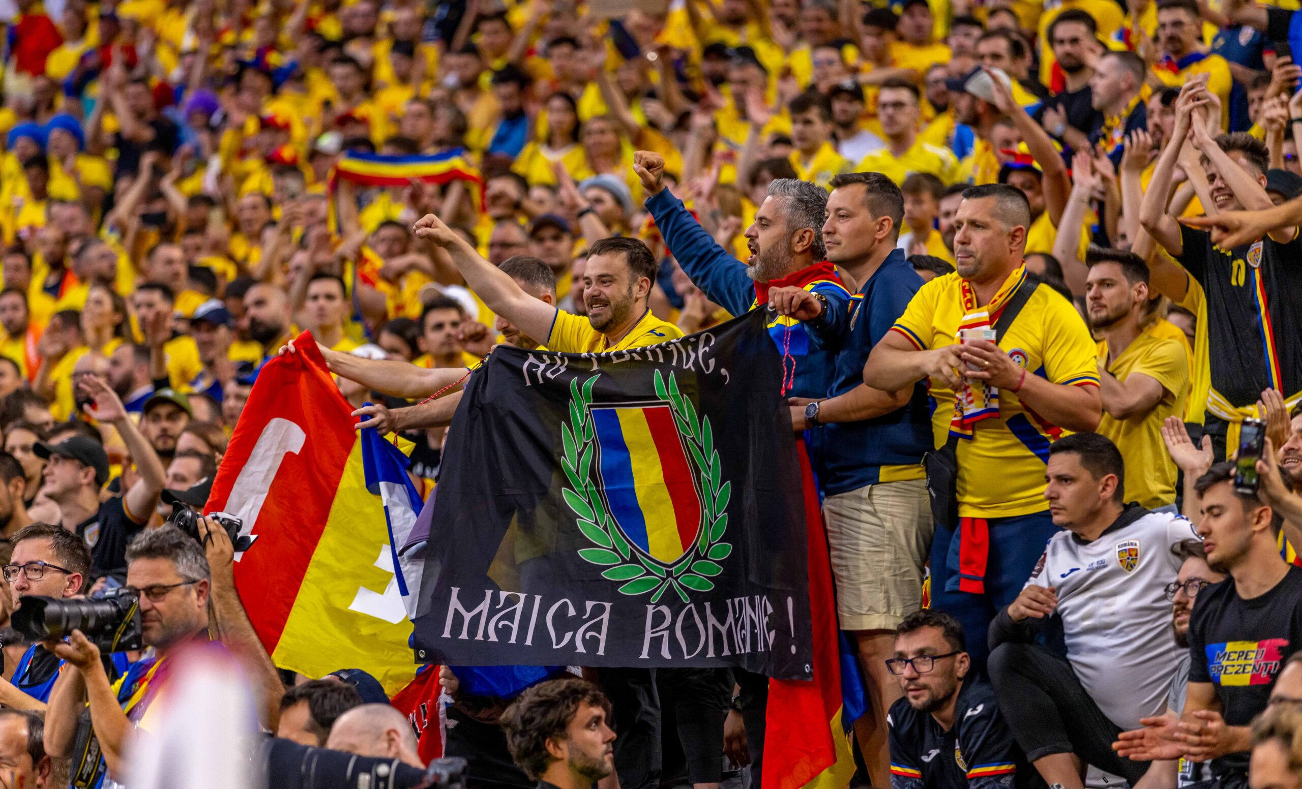 Suporterii echipei nationale a Romaniei incurajand echipa, FOTO/ Emil Sebastian Popescu/ESPphoto