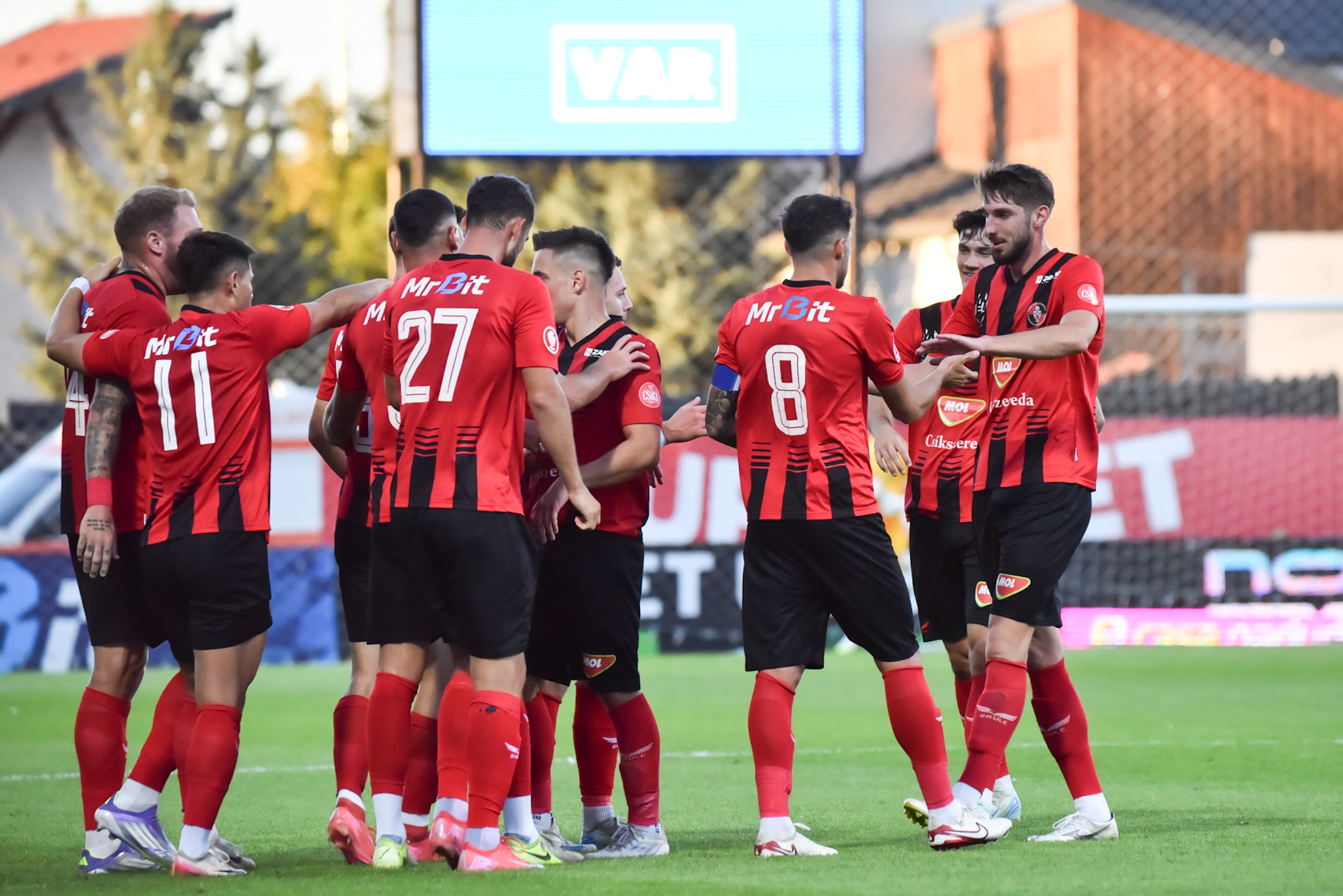 Fotbalistii harghiteni se bucura dupa un gol marcat in meciul de fotbal dintre FK Miercurea Ciuc si FC Metaloglobus Bucuresti, contand pentru Superliga Superbet, desfasurat pe Stadionul Municipal din Miercurea Ciuc, luni 22 septembrie 2025. © FOTO:Zoltan Pal/SPORT PICTURES