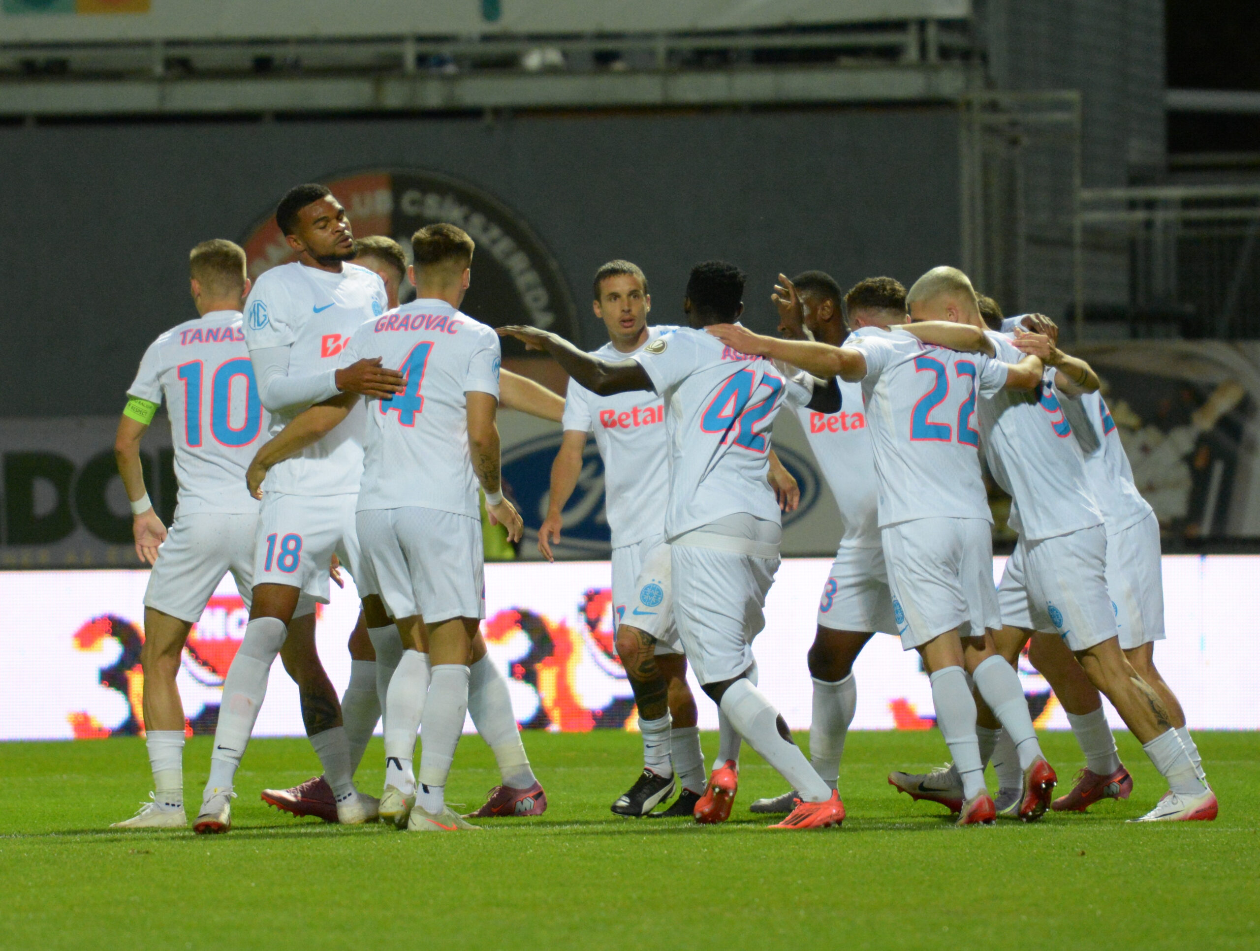Fotbalistii ros-albastrii se bucura dupa un gol marcat in meciul de fotbal dintre FK Miercurea Ciuc si FCSB, contand pentru Superliga Superbet, desfasurat pe Stadionul Municipal din Miercurea Ciuc, duminica 14 septembrie 2025. © FOTO:Alexandra Cristina Grigorescu/SPORT PICTURES