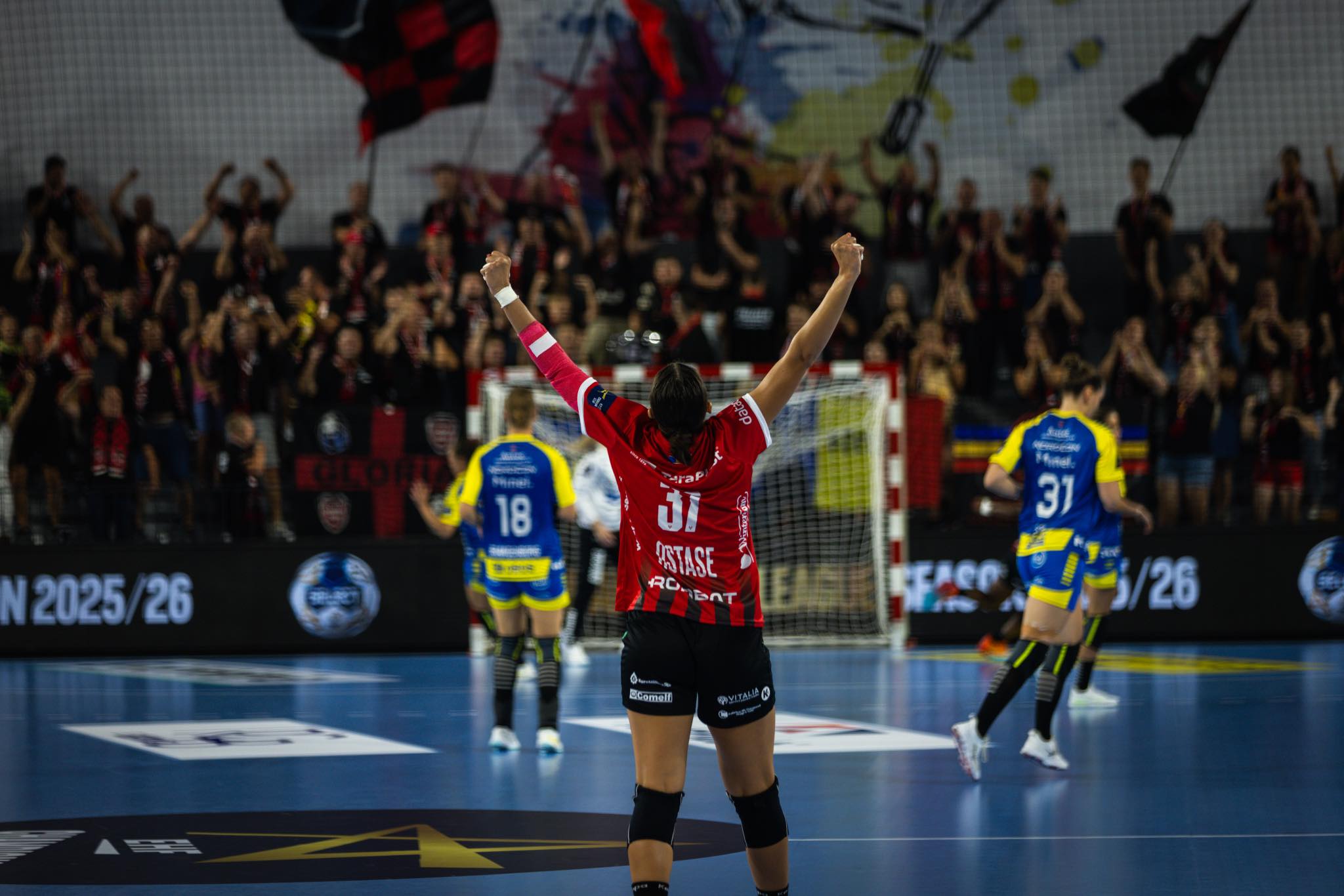 Lorena Ostase - Gloria Bistrita, celebrand victoria meciului de EHF Champions League cu Storhamar Handaball Elite, FOTO: Pagina oficiala Gloria Bistrita