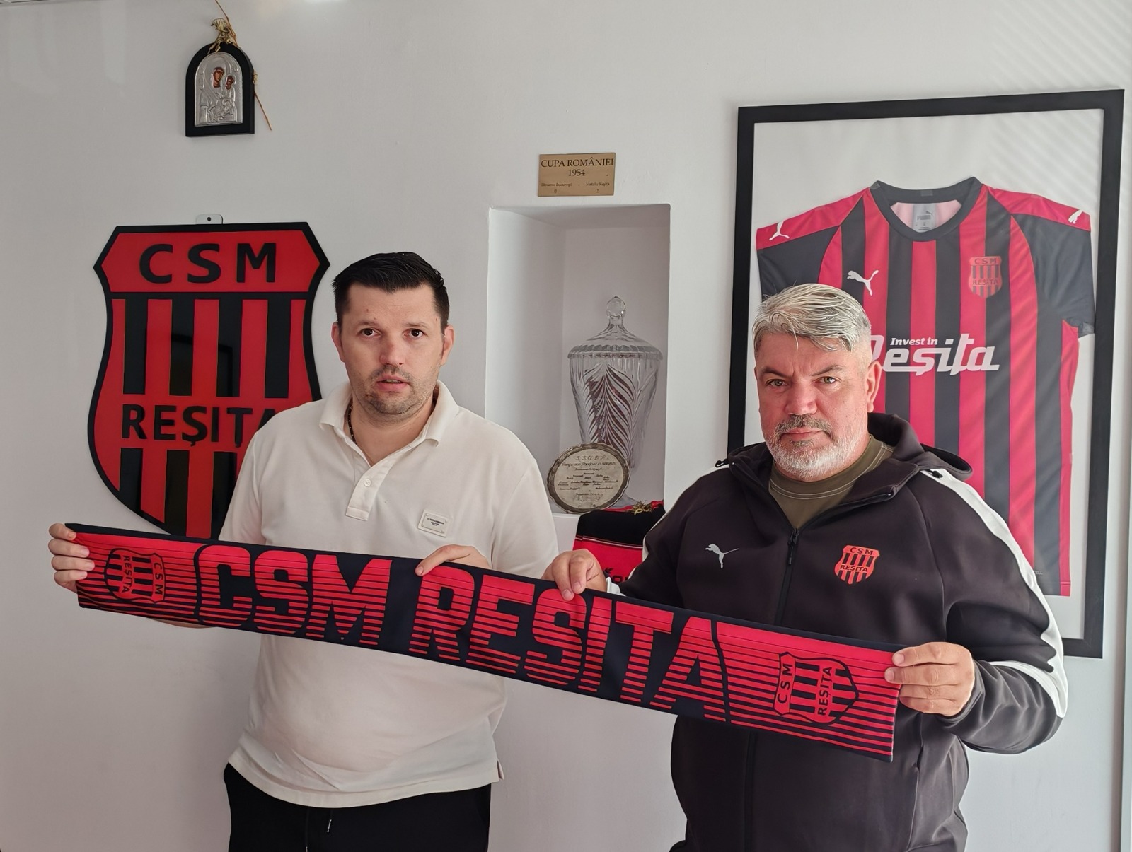 Președintele CSM Reșița, Cristian Bobar, alături de noul team manager al echipei, Vali Ciucur / FOTO: Facebook CSM Reșița