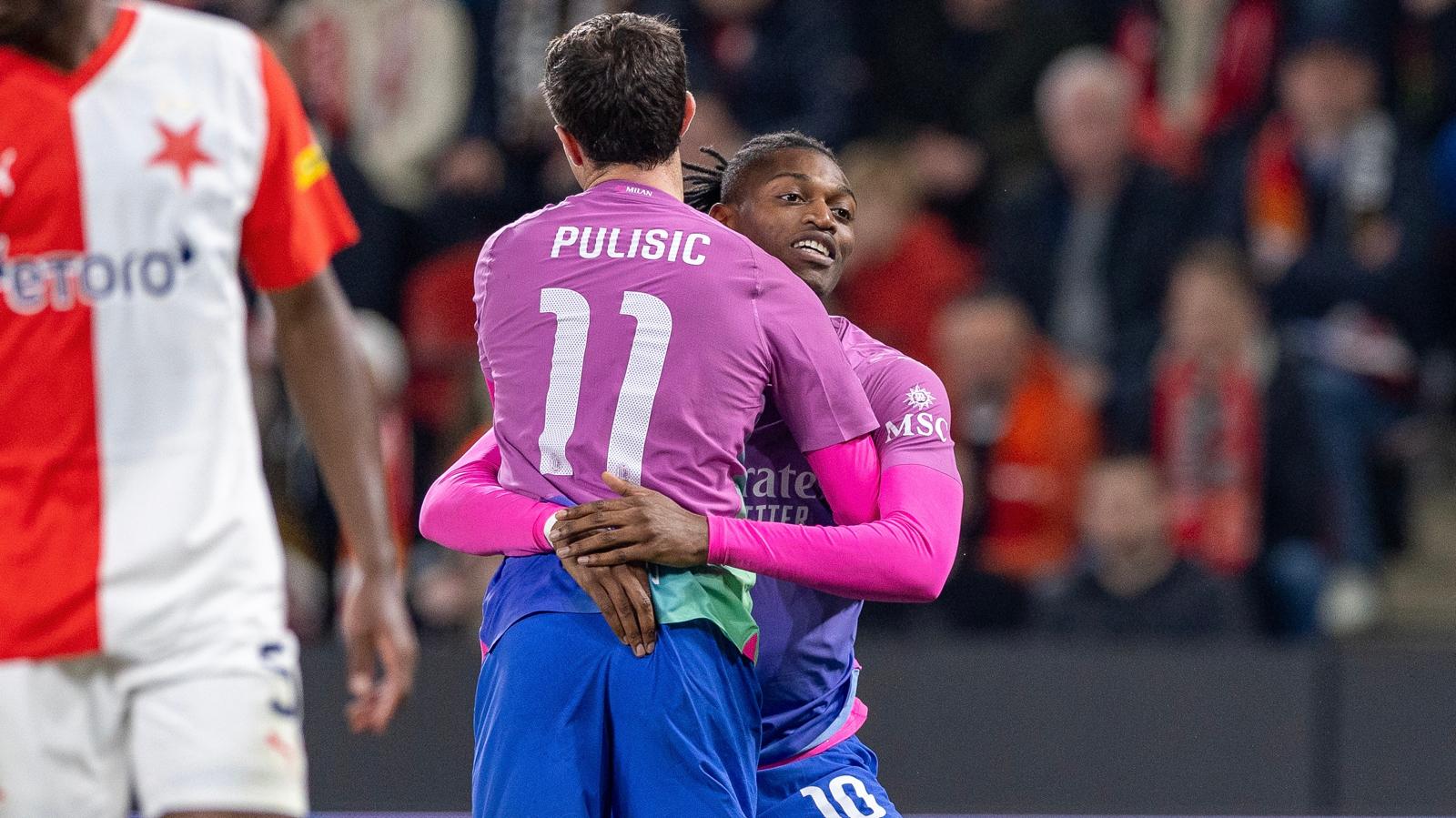 Christian Pulisici si Rafael Leao AC Milan, celebrand dupa marcarea unui gol, FOTO/ Horvath Tamas