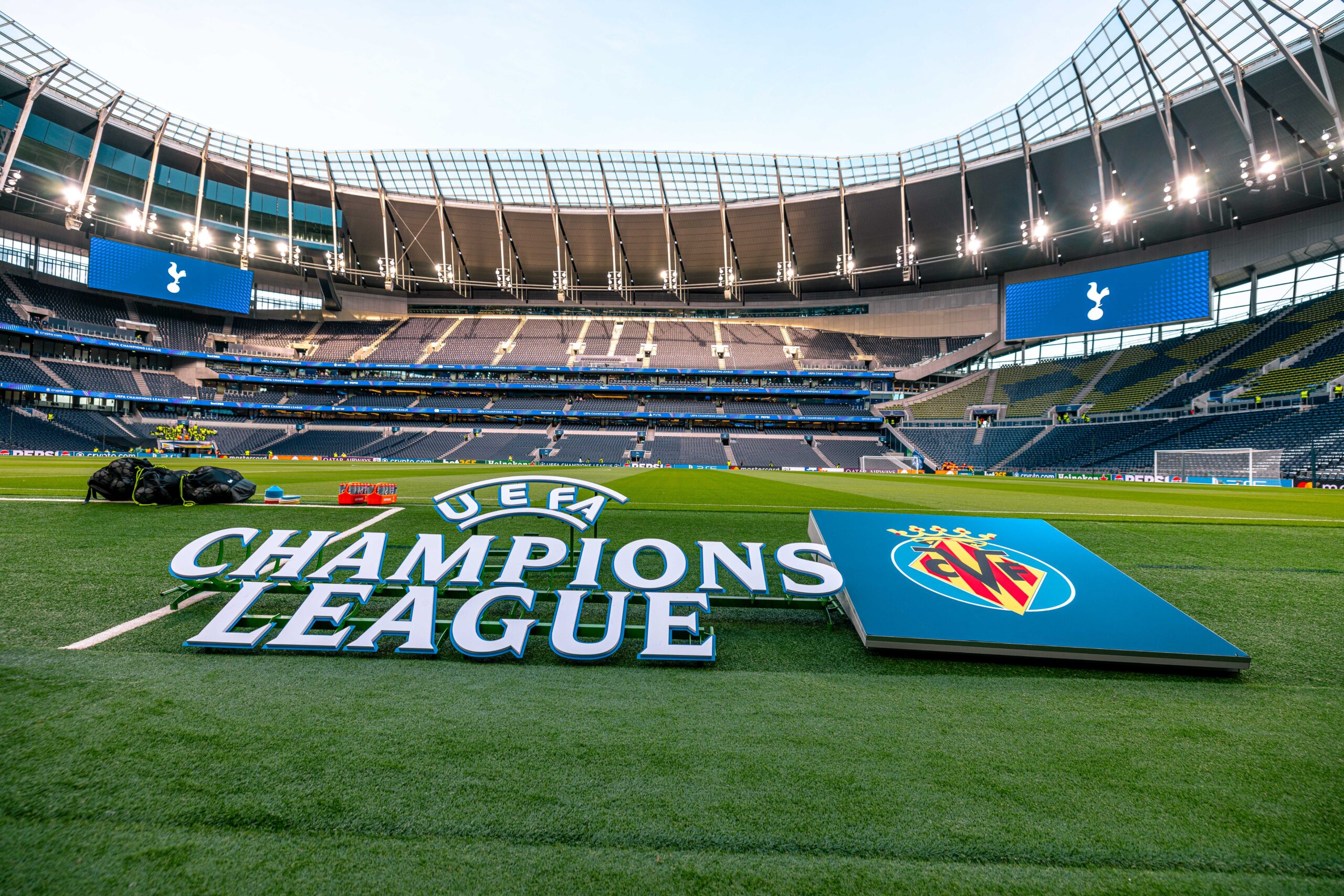Uefa Champions League si Villarreal CF logo, 16 septembrie 2025:,Tottenham vs Villarreal, meci din UEFA Champions League, Faza grupelor — Etapa 1, Tottenham Hotspur Stadium, LONDRA, Marea Britanie Foto: Emil-Sebastian Popescu / SportPulse