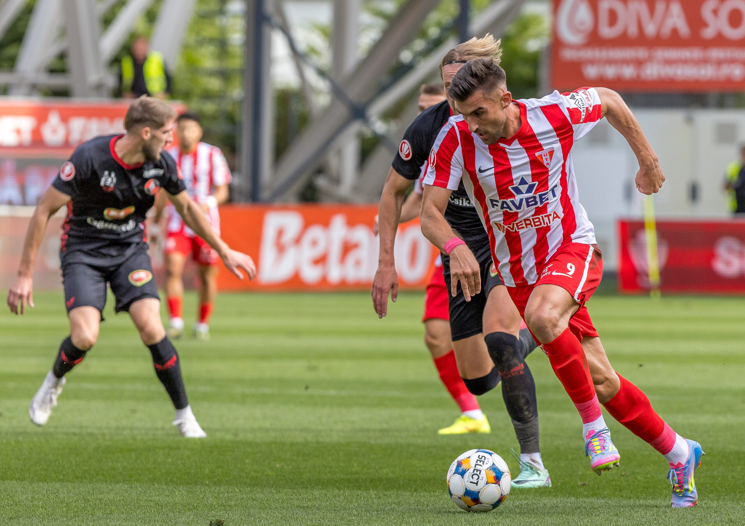 Marius Coman de la UTA Arad si Maks Juraj Celic de la FK Miercurea Ciuc, in duel pentru minge in meciul de fotbal dintre UTA Arad si FK Miercurea Ciuc, din cadrul Superligii Superbet, desfasurat pe Stadionul Francisc von Neuman din Arad, FOTO: Emil-Sebastian Popescu / SportPulse