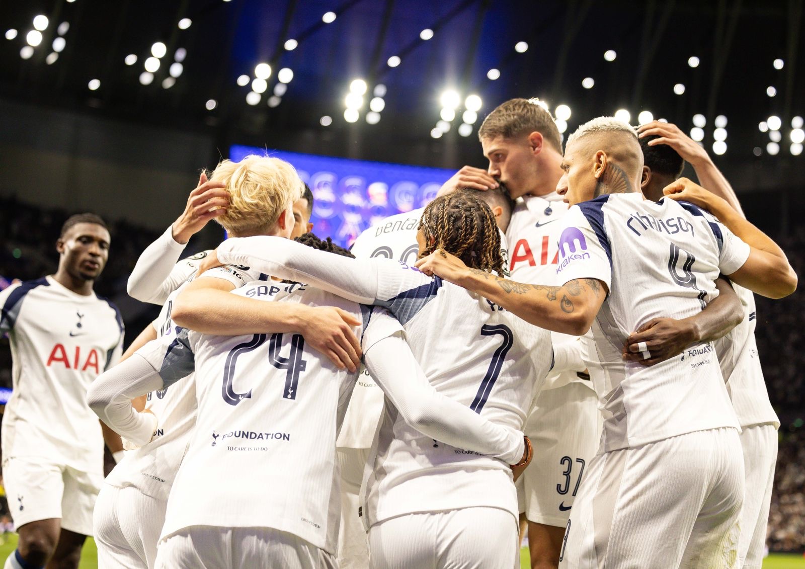 Jucatorii lui Tottenham bucurandu-se la gol, foto: Emil Sebastian Popescu/SportPulse