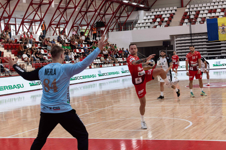 Andrii Akimenko si Mihai Andrei Merla in meciul de handbal masculin dintre CS Dinamo Bucuresti si CSU Cluj-Napoca, contand pentru Liga Zimbrilor 25-26, desfasurat in Sala Polivalenta Dinamo din Bucuresti, vineri 29 august 2025. © FOTO: Mihai Neacsu/SPORT PICTURES