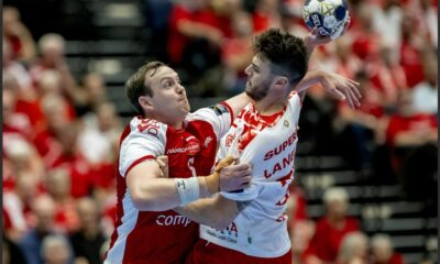 Langaro (dreapta) a marcat golul cu numărul 3000 al celor de la Dinamo în grupele Ligii Campionilor / Foto: aalborghaandbold.dk