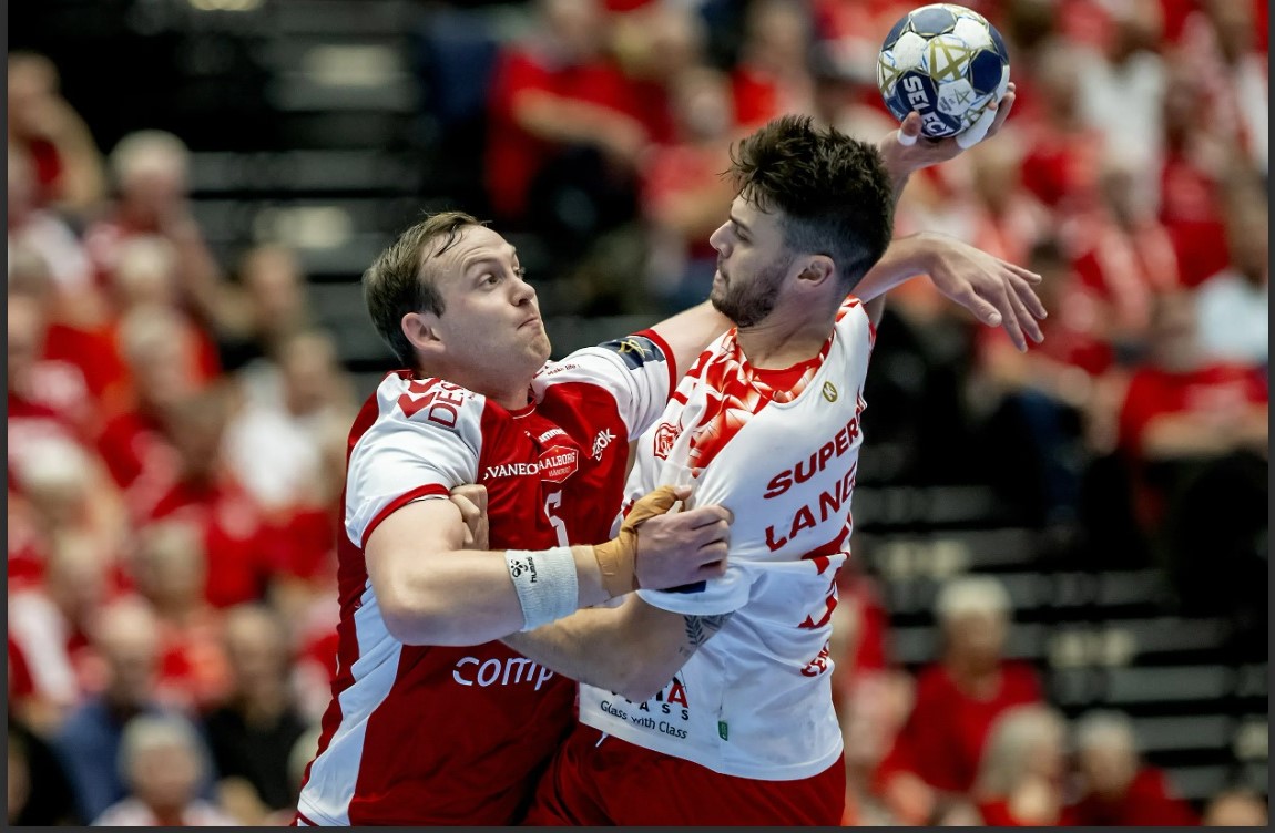 Langaro (dreapta) a marcat golul cu numărul 3000 al celor de la Dinamo în grupele Ligii Campionilor / Foto: aalborghaandbold.dk