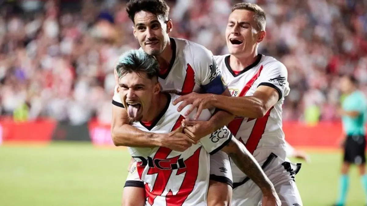Andrei Ratiu celebrand golul alaturi de colegii lui de la Rayo Vallecano, FOTO:Dailysports