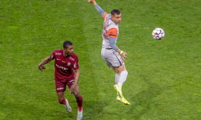 Ionut Cercel (dreapta) in duel cu Mohammed Kamara (stanga) in meciul CFR Cluj vs FCSB din Superliga Play-Off, Stadionul Dr. Constantin Radulescu, Cluj, Romania, FOTO/Emil Sebastian Popescu/SportPulse