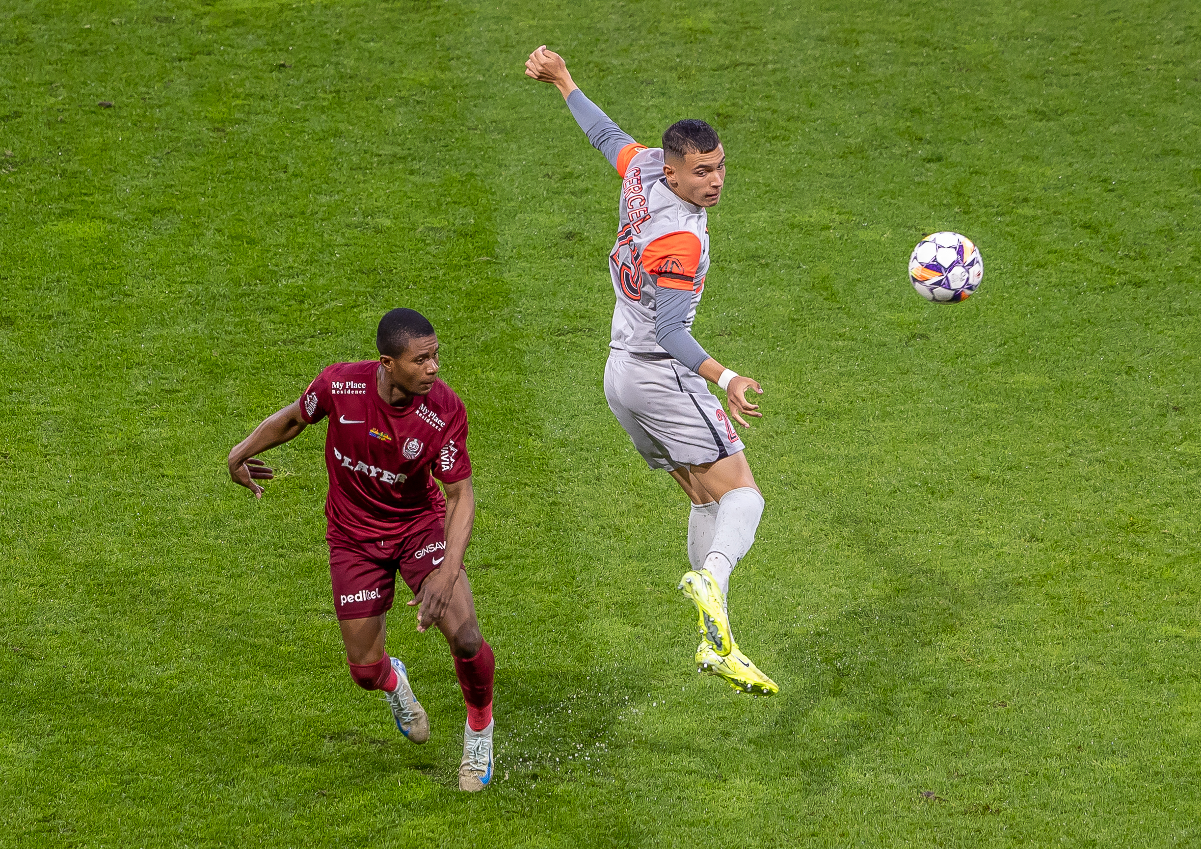 Ionut Cercel (dreapta) in duel cu Mohammed Kamara (stanga) in meciul CFR Cluj vs FCSB din Superliga Play-Off, Stadionul Dr. Constantin Radulescu, Cluj, Romania, FOTO/Emil Sebastian Popescu/SportPulse