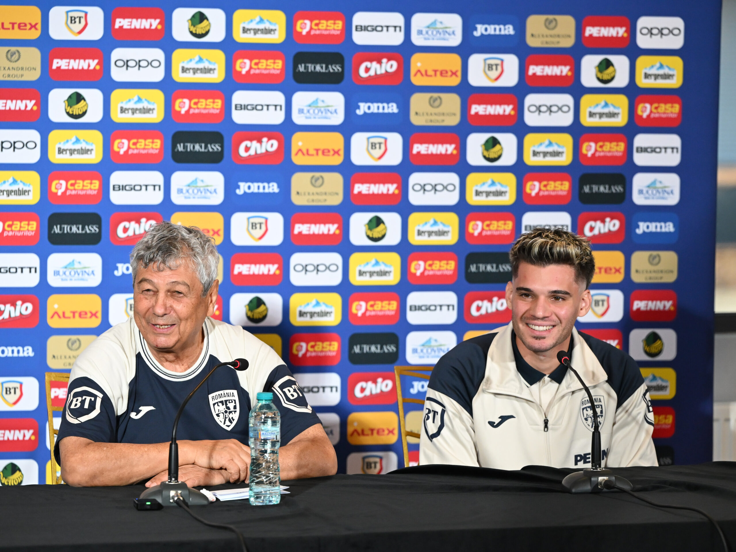 Ianis Hagi si Mircea Lucescu la conferinta de presa de dinaintea meciului amical impotriva Moldovei, desfasurata la Clubul Bokaa din Buftea, miercuri 8 octombrie 2025. © FOTO:Razvan Pasarica/SPORT PICTURES