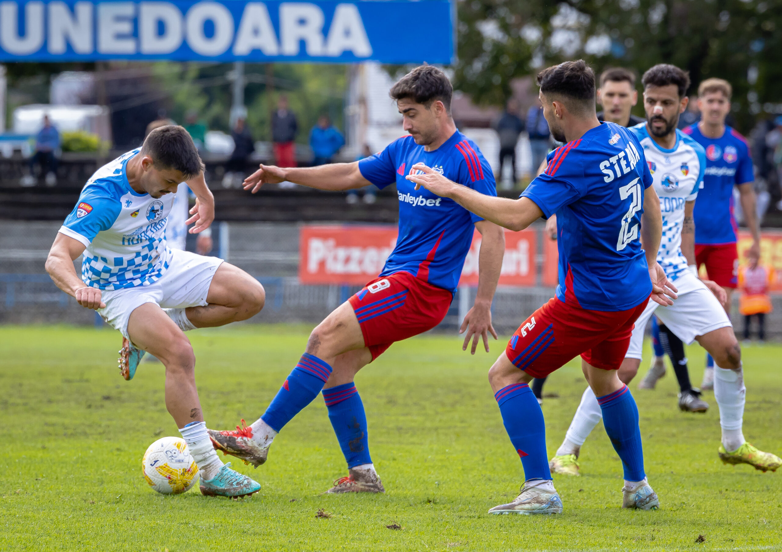 Alexandru Buziuc de la Corvinul si Alexander Gualda de la CSA Steaua, in meciul de fotbal din Liga 2 Casa Pariurilor, dintre Corvinul Hunedoara si CSA Steaua desfasurat pe Stadionul Corvinul 1921, Hunedoara, Romania, sambata 04 octombrie 2025 FOTO: Emil-Sebastian Popescu/SportPulse