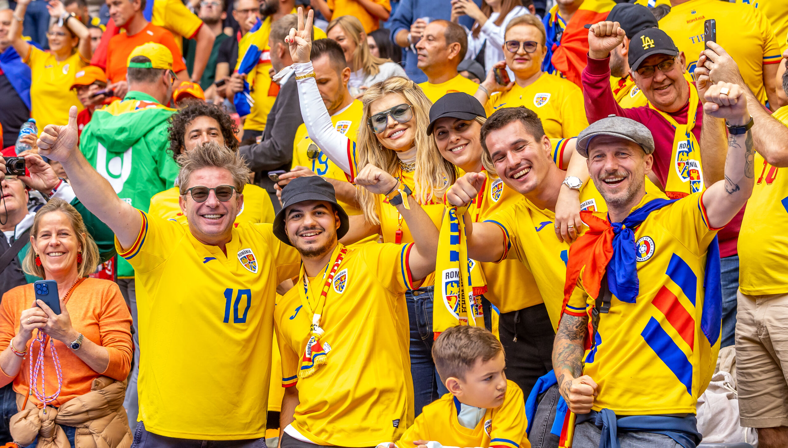 Loredana Groza, Pavel Bartos si Marius Moga alaturi de suporterii natioalei, FOTO/Emil-Sebastian Popescu/SportPulse