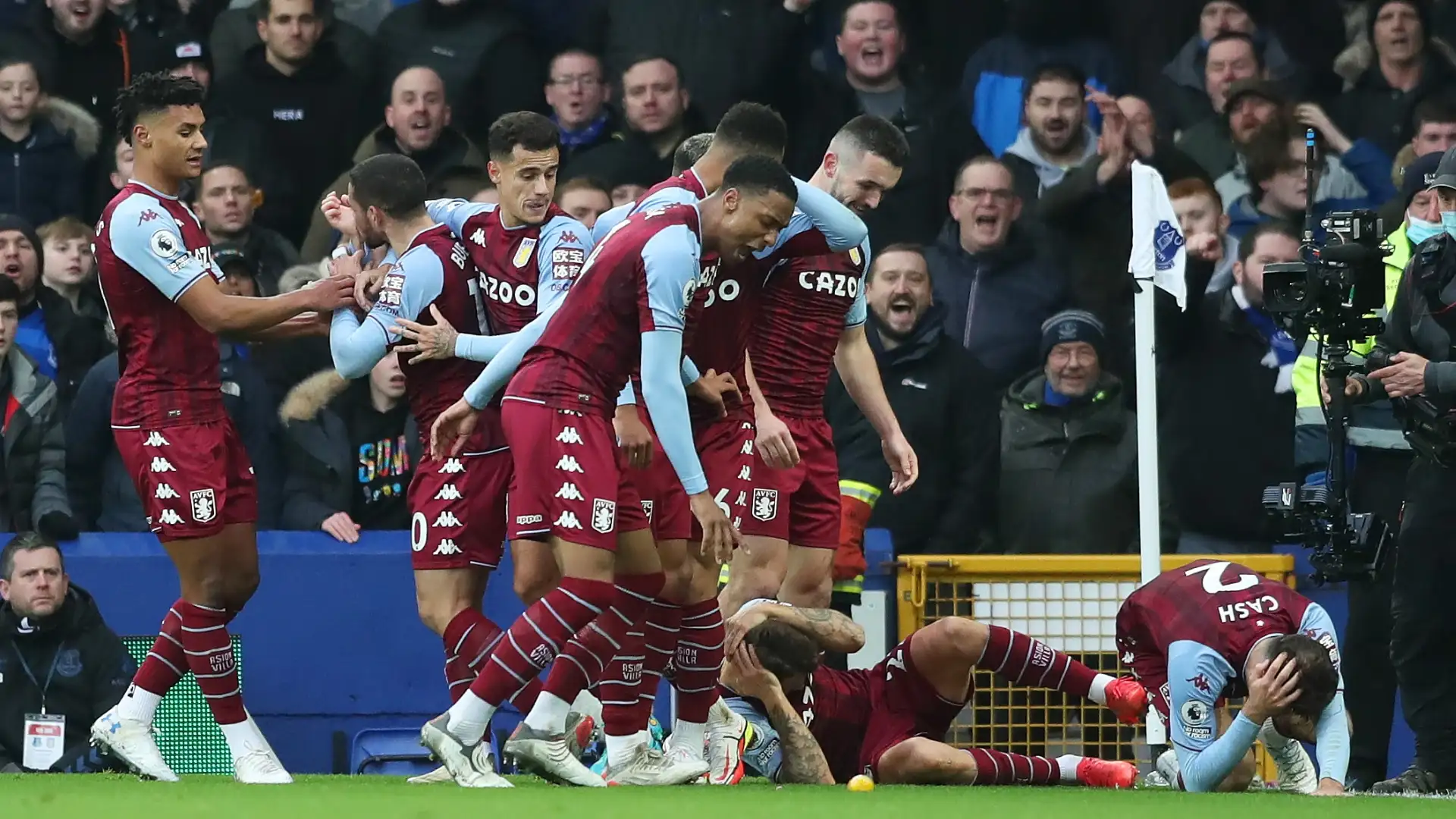 Lucas Digne si Matty Cash, impreuna cu colegii lor de Aston Villa, celebrand golul, FOTO/IMAGO