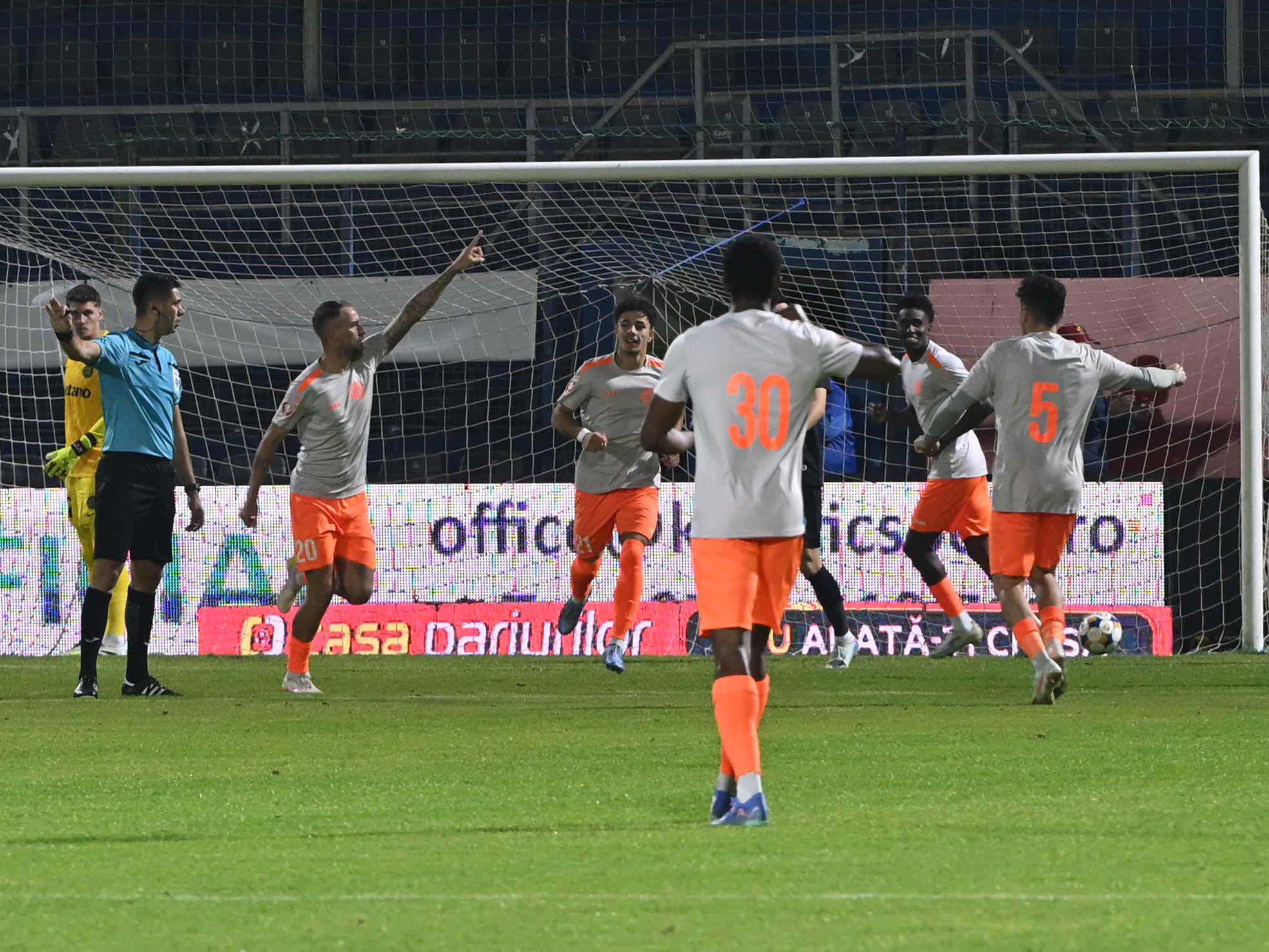 Ubbink se bucura dupa un gol marcat alaturi de David Mario Irimia si Ely Ernesto Lopes Fernandes, de la Metaloglobus Bucuresti, celebrand pe Arena din Clinceni, © FOTO:Razvan Pasarica/SPORT PICTURES