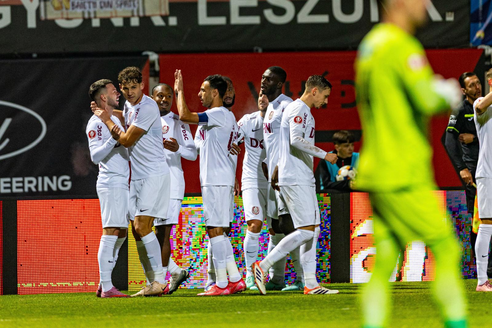 Jucatorii CFR Cluj celebrand golul, in meciul contand pentru etapa a 5-a din Superliga dintre FK Miercurea Ciuc si CFR Cluj, Stadionul Municipal M. Ciuc, FOTO/Horvath Tamas/SportPulse