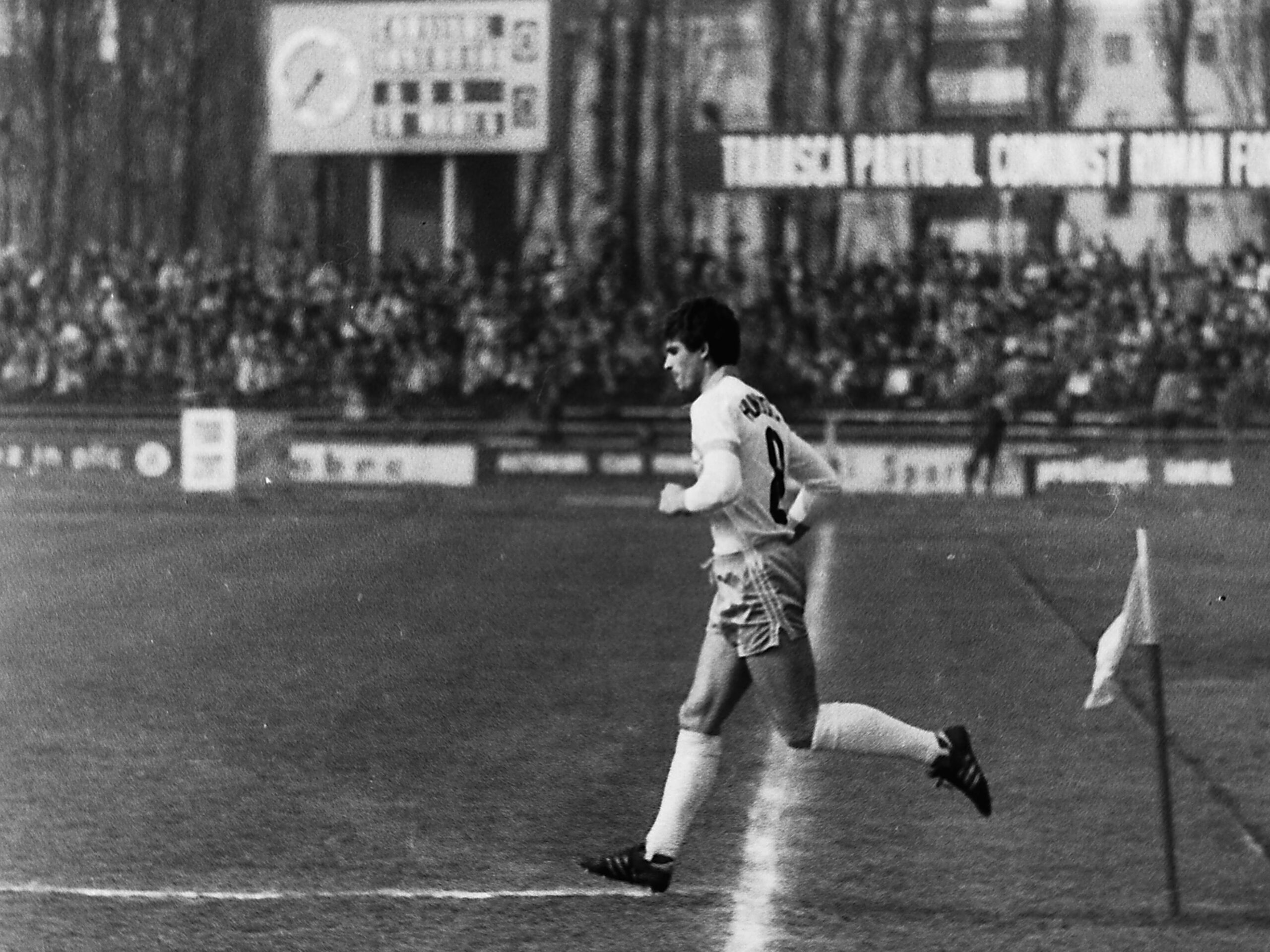 Michael Klein, capitan Corvinul Hunedoara in meciul contra celor de la ASA Tg Mures, 28 martie 1982, FOTO/ Arhiva FC Corvinul
