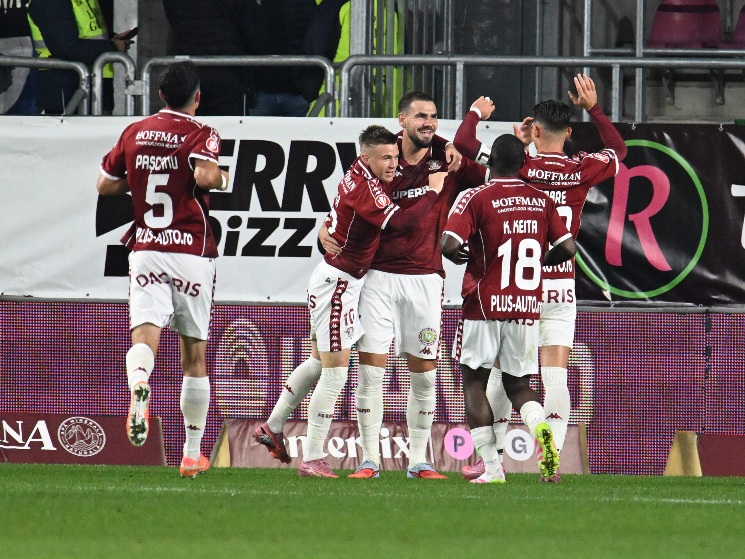 Fotbalistii rapidisti Claudiu Adrian Mihai Petrila si Elvir Koljic se bucura dupa un gol marcat in meciul de fotbal dintre Rapid Bucuresti si Farul Constanta, din cadrul Superligii Superbet, desfasurat pe Superbet Arena-Giulesti din Bucuresti, sambata 4 octombrie 2025. © FOTO:Razvan Pasarica/SPORT PICTURES