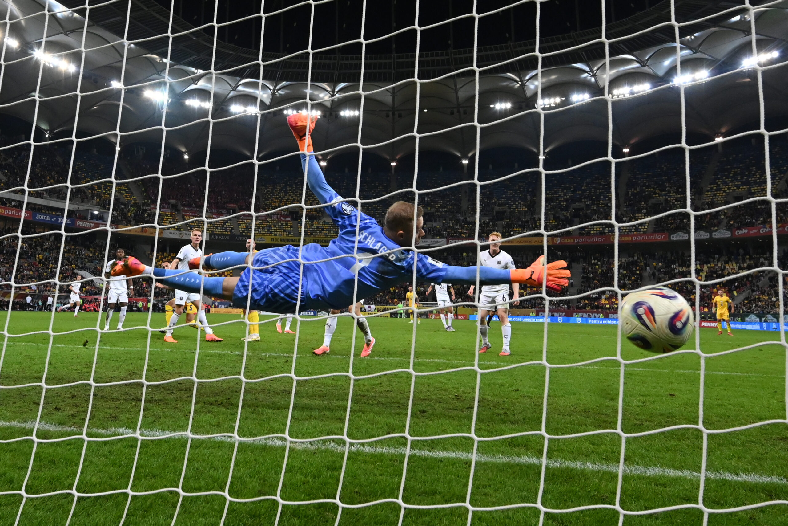 Virgil Ghita marcheaza un gol in poarta lui Alexander Schlager de langa Philipp Lienhart, Andrei Burca, Stefan Posch si Nicolas Seiwald la meciul de fotbal dintre Romania si Austria, din cadrul Preliminariilor Campionatului Mondial 2026, desfasurat pe Arena Nationala din Bucuresti, duminica 12 octombrie 2025. © FOTO:Razvan Pasarica/SPORT PICTURES