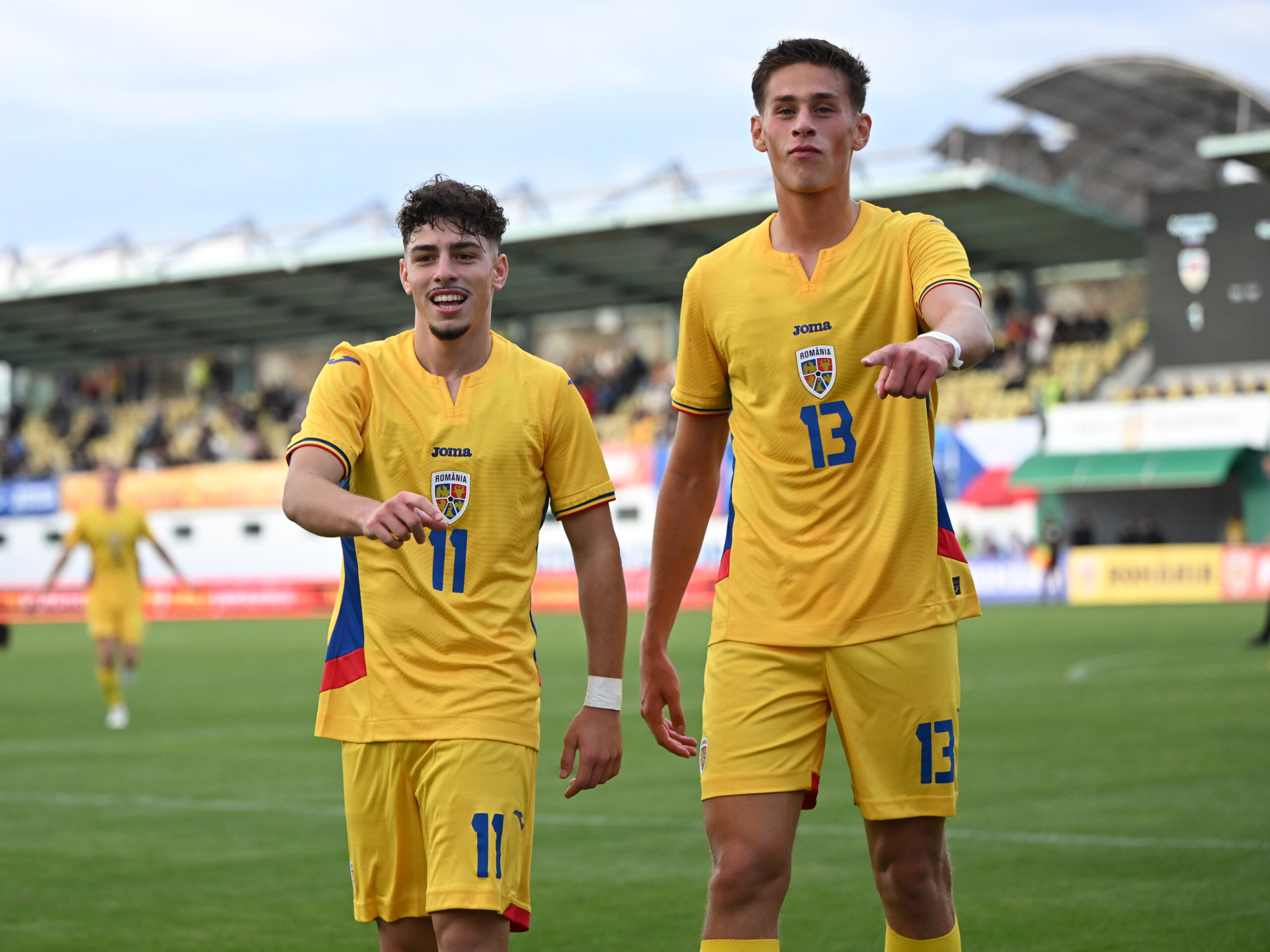 Fotbalistii romani David Pacuraru si Jason Kodor se bucura dupa un gol marcat in meciul de fotbal dintre Romania U20 si Cehia U20, contand pentru Elite League U20, desfasurat pe Stadionul comunal Concordia din Chiajna, vineri 10 octombrie 2025. © FOTO:Razvan Pasarica/SPORT PICTURES