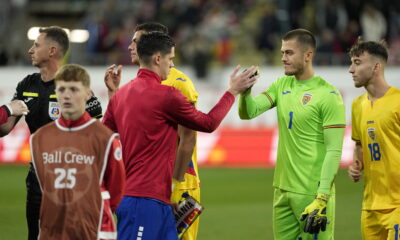 Stefan Lefter salutand adversarii inaintea meciului amical de fotbal dintre Romania U21 si Serbia U21, desfasurat pe Stadionul Francisc Neuman din Arad, vineri 10 octombrie 2025. © FOTO:Alexandra Fechete/SPORT PICTURES