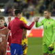 Stefan Lefter salutand adversarii inaintea meciului amical de fotbal dintre Romania U21 si Serbia U21, desfasurat pe Stadionul Francisc Neuman din Arad, vineri 10 octombrie 2025. © FOTO:Alexandra Fechete/SPORT PICTURES
