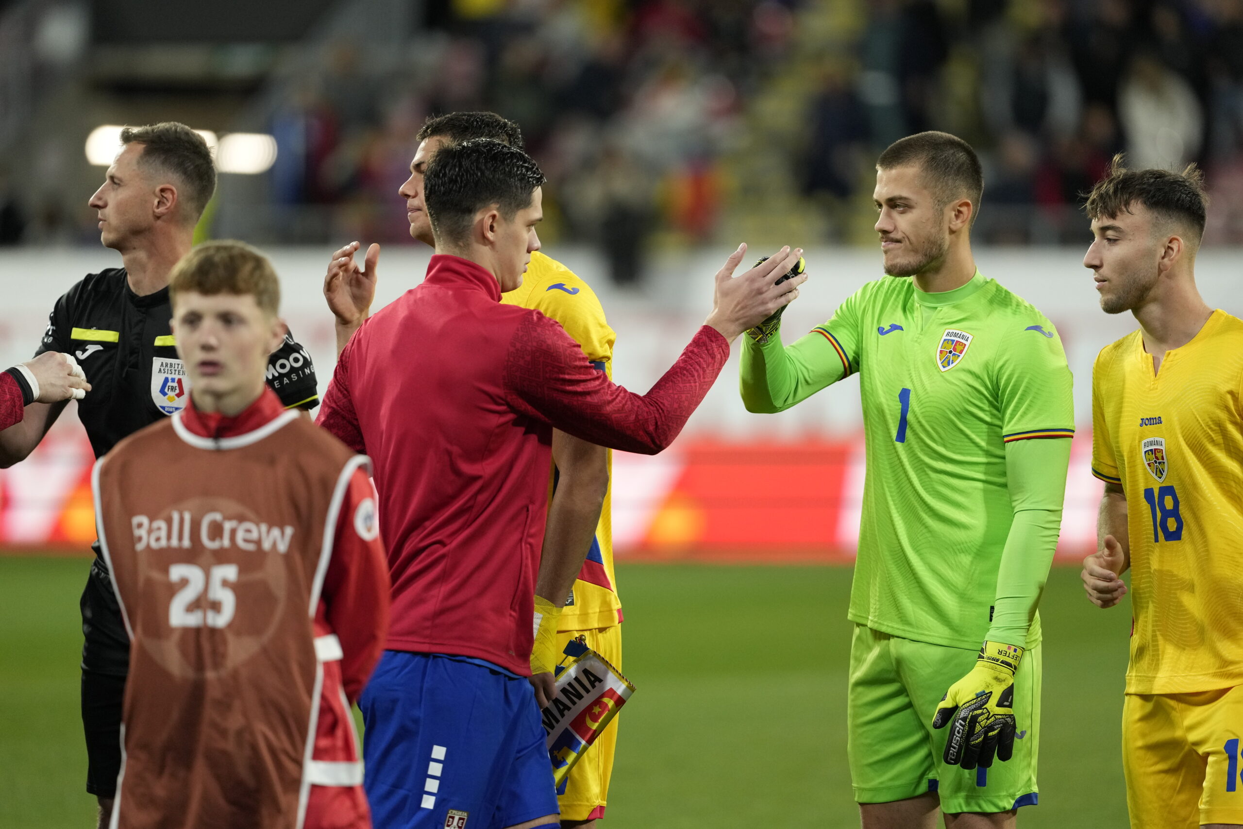 Stefan Lefter salutand adversarii inaintea meciului amical de fotbal dintre Romania U21 si Serbia U21, desfasurat pe Stadionul Francisc Neuman din Arad, vineri 10 octombrie 2025. © FOTO:Alexandra Fechete/SPORT PICTURES